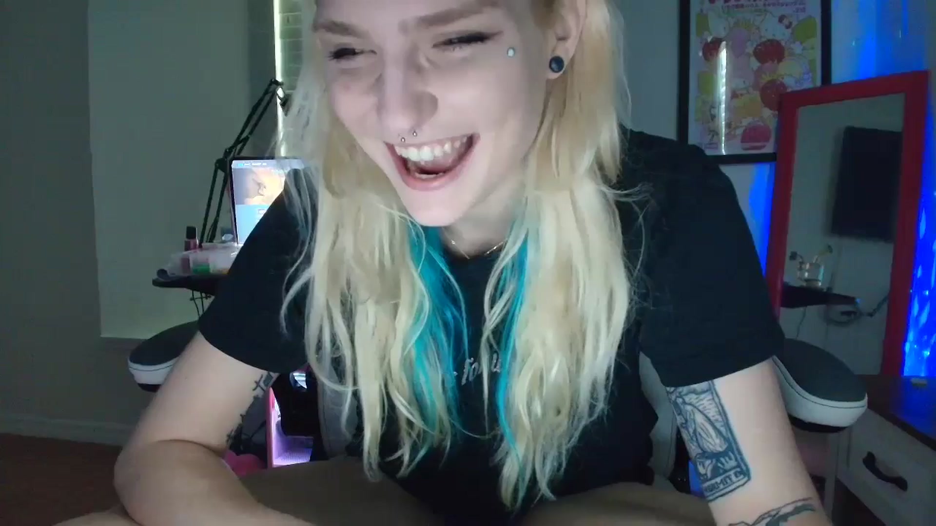 Gallery image thumbnail from DuckChan0's myfreecams stream on, 05/15/2025, 15:43 image 7 of 20