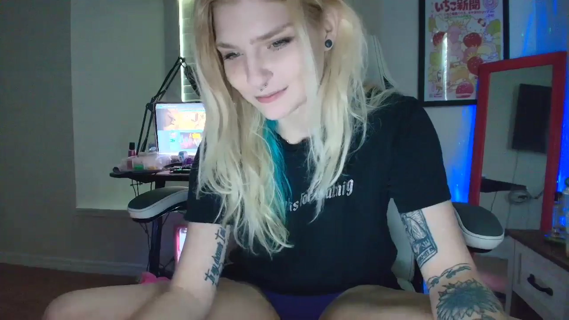 Gallery image thumbnail from DuckChan0's myfreecams stream on, 05/15/2025, 15:43 image 13 of 20