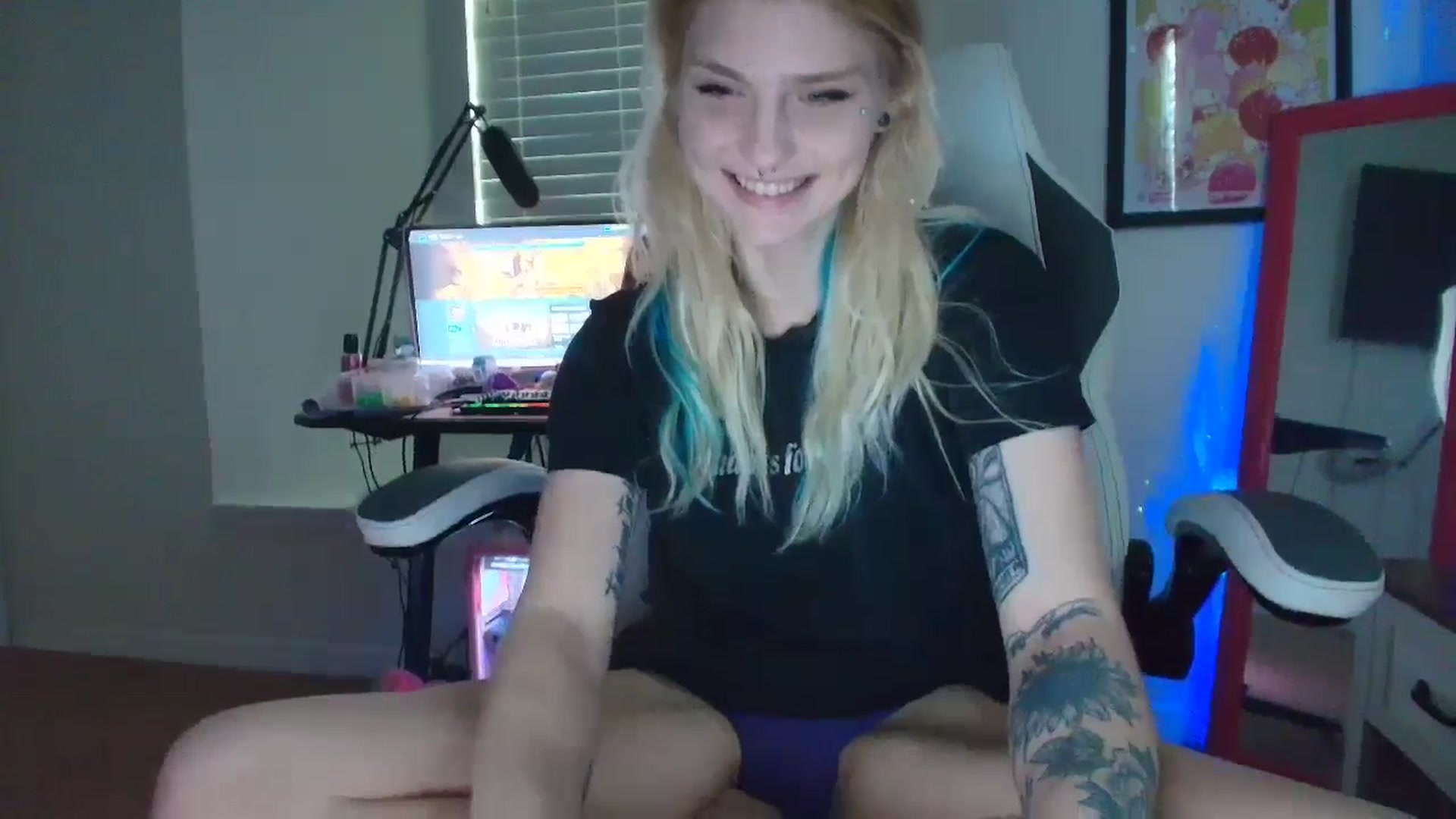 Gallery image thumbnail from DuckChan0's myfreecams stream on, 05/15/2025, 15:43 image 17 of 20