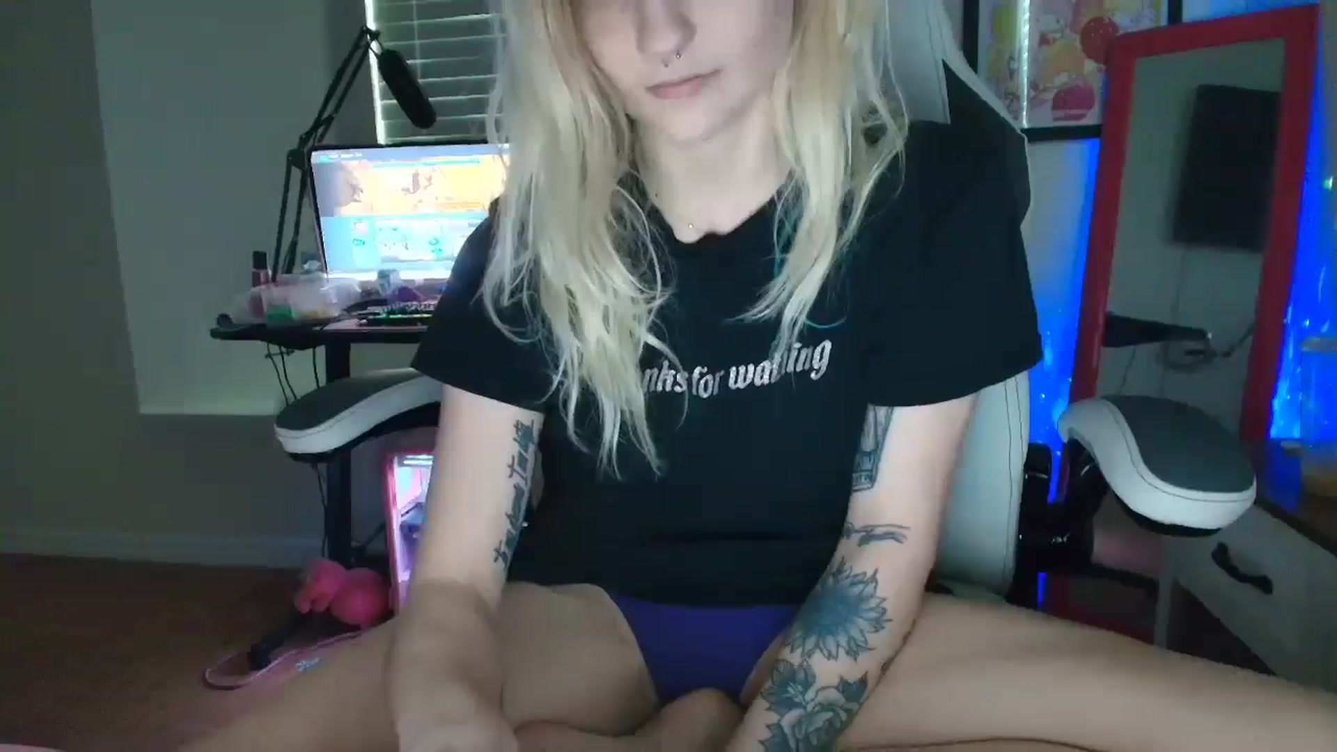 Gallery image thumbnail from DuckChan0's myfreecams stream on, 05/15/2025, 15:43 image 10 of 20