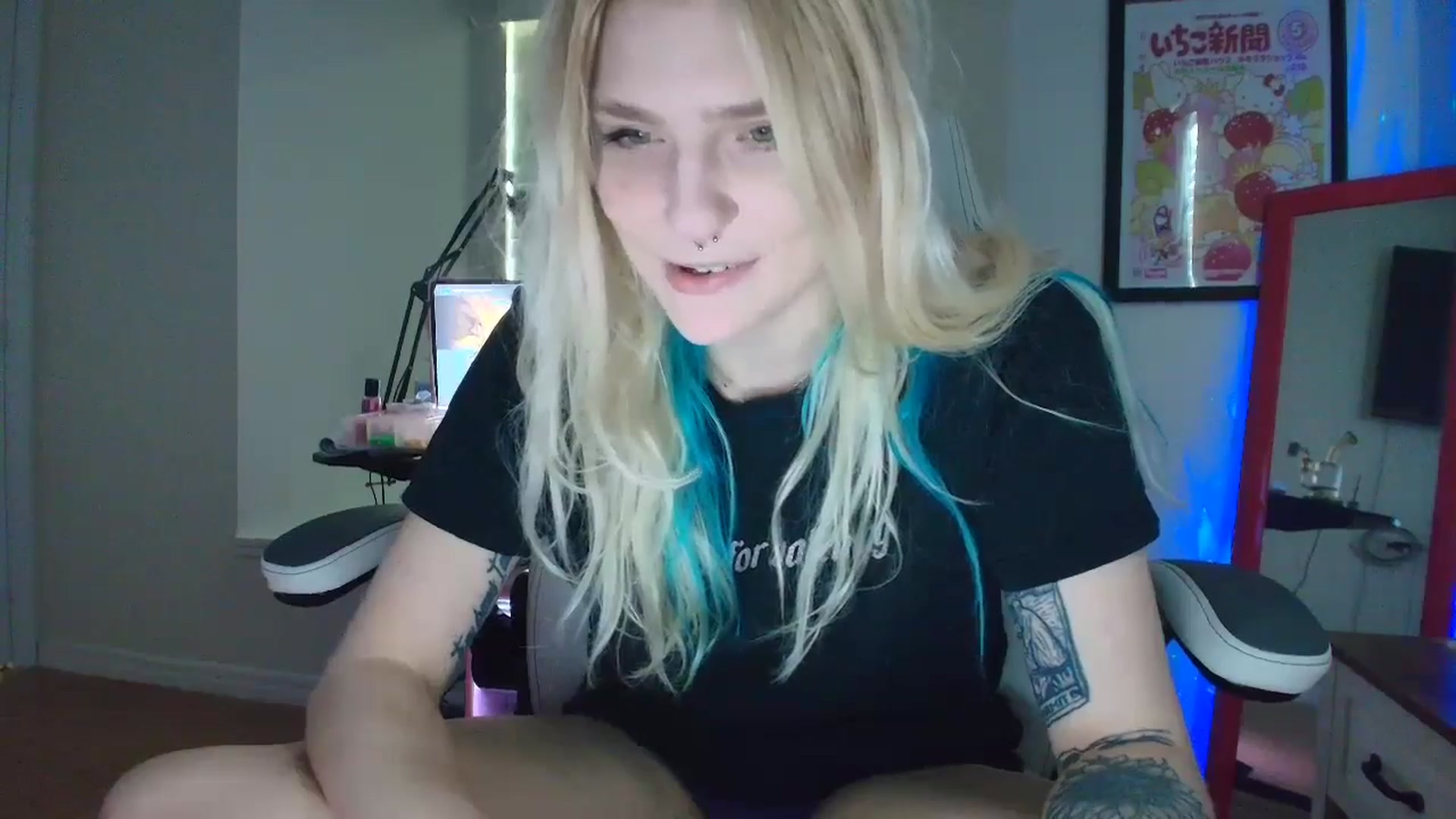 Gallery image thumbnail from DuckChan0's myfreecams stream on, 05/15/2025, 15:43 image 6 of 20