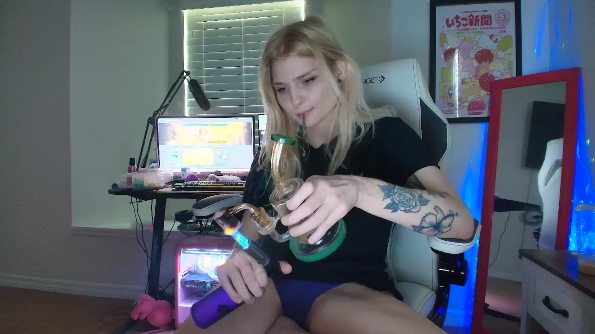 Gallery image thumbnail from DuckChan0's myfreecams stream on, 05/15/2025, 15:43 image 12 of 20