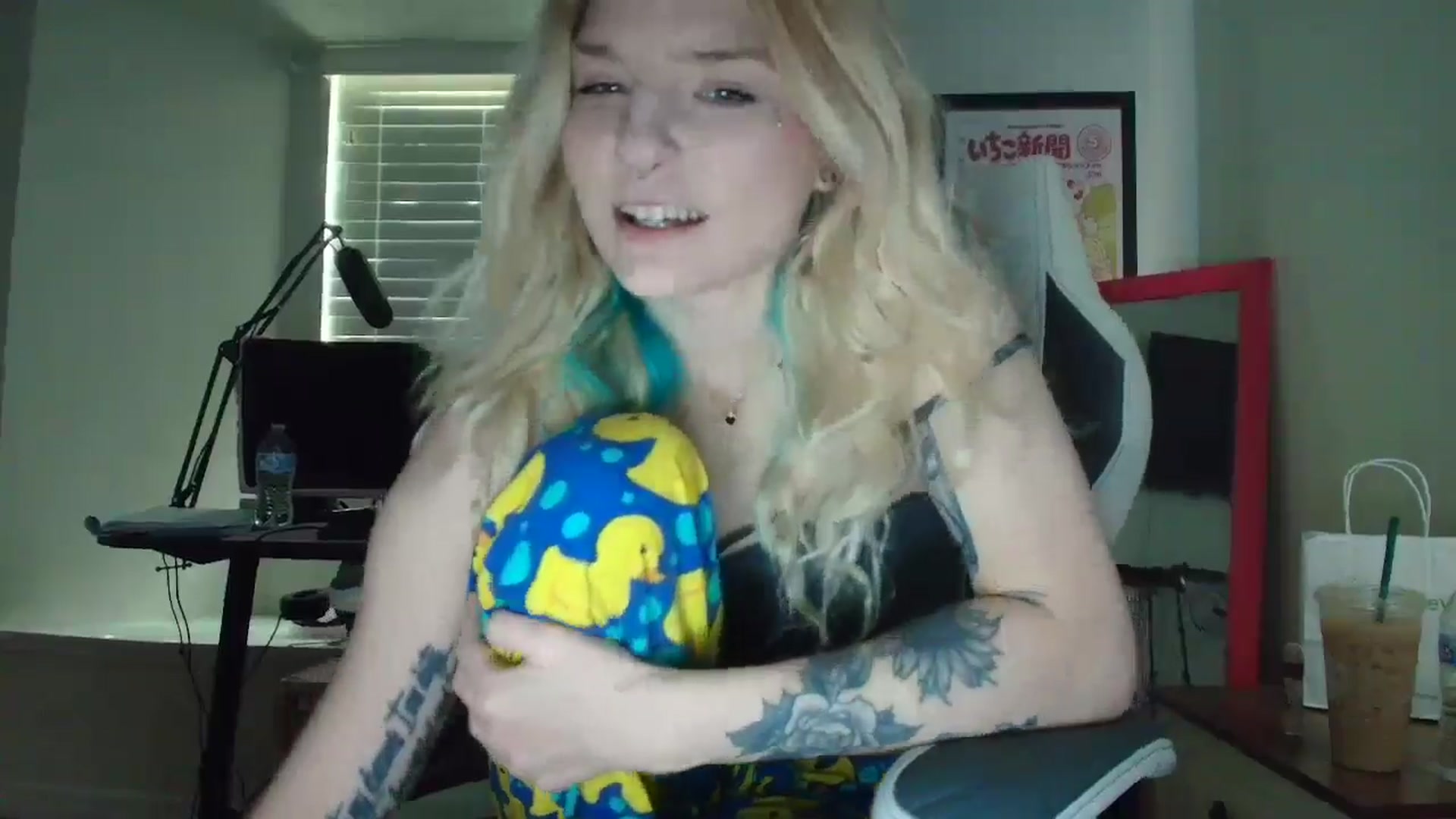 Gallery image thumbnail from DuckChan0's myfreecams stream on, 05/16/2025, 13:24 image 12 of 20