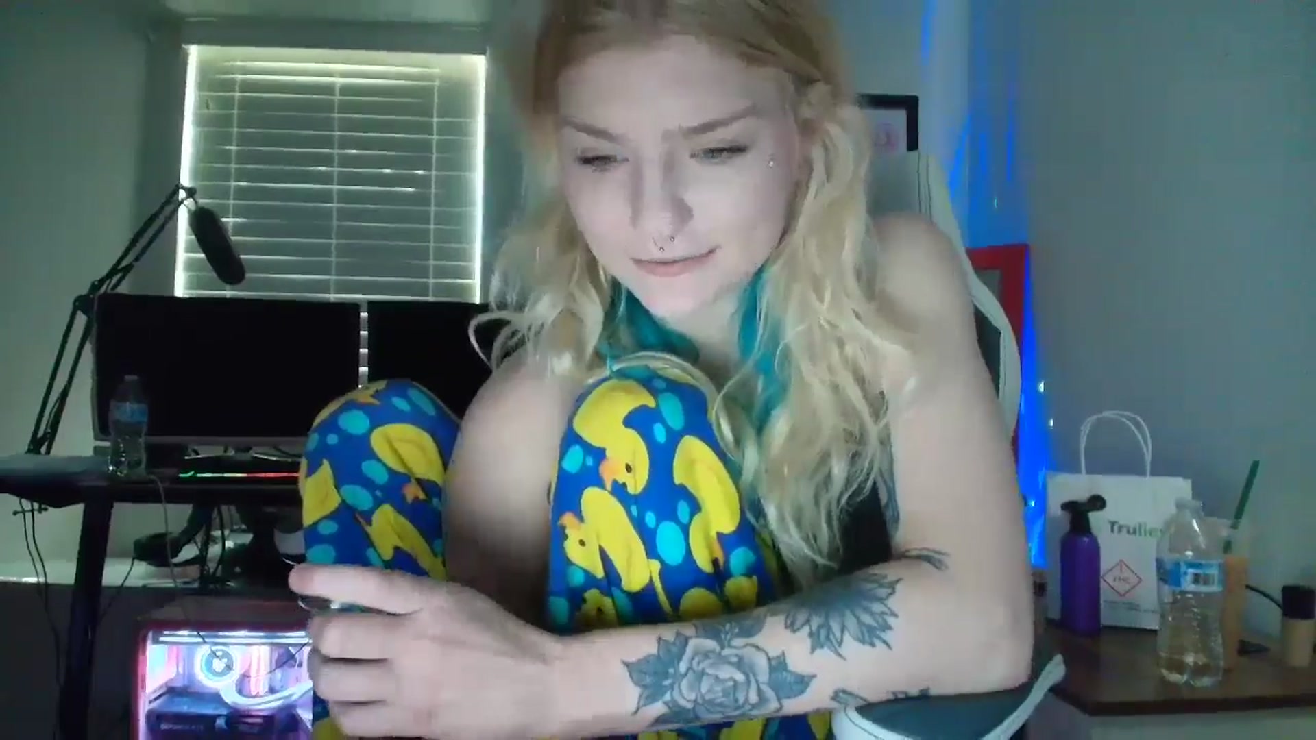 Gallery image thumbnail from DuckChan0's myfreecams stream on, 05/16/2025, 13:24 image 16 of 20
