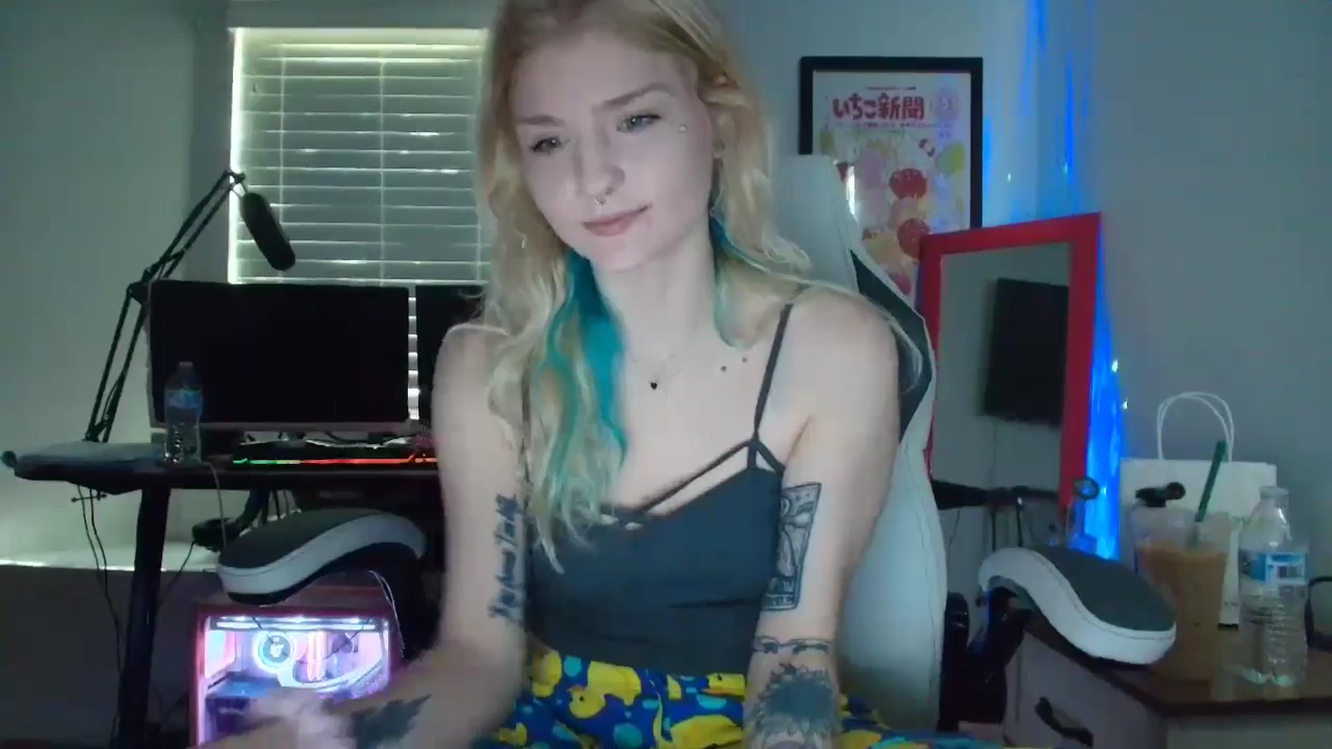 Gallery image thumbnail from DuckChan0's myfreecams stream on, 05/16/2025, 13:24 image 14 of 20