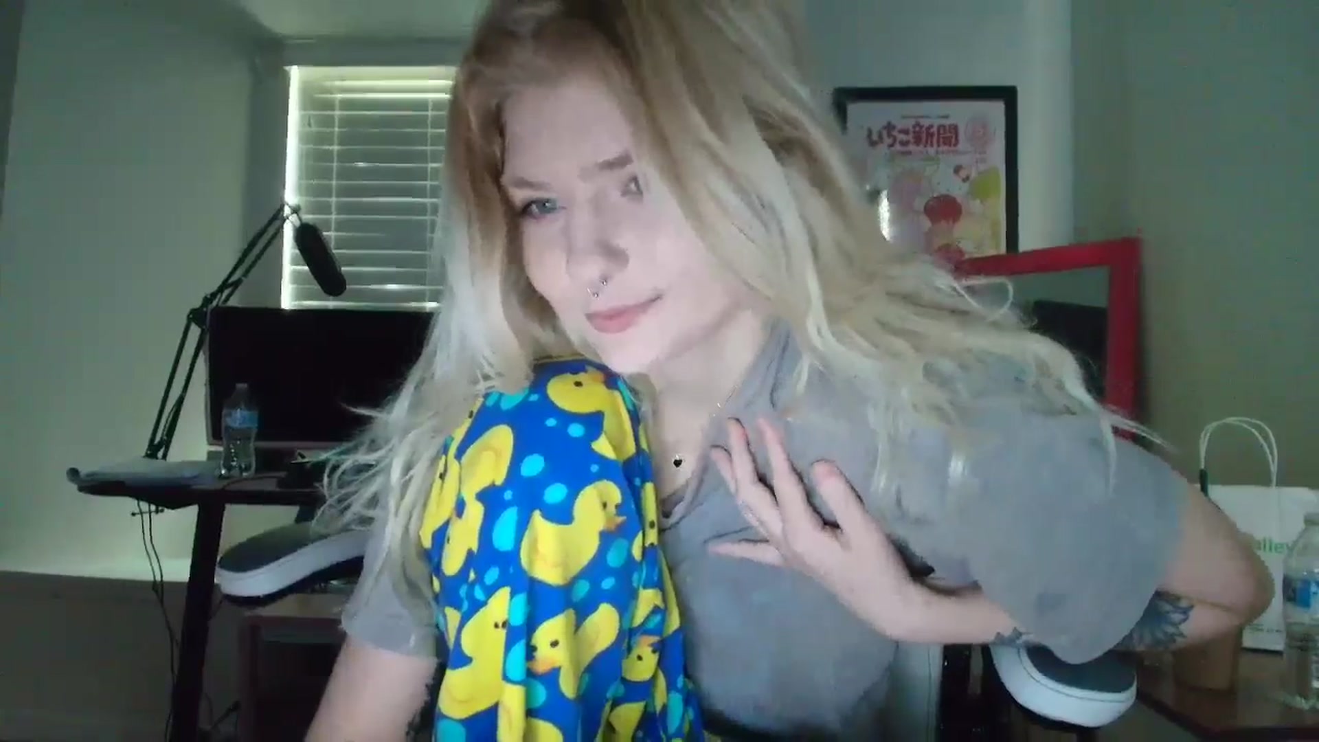 Gallery image thumbnail from DuckChan0's myfreecams stream on, 05/16/2025, 13:24 image 8 of 20