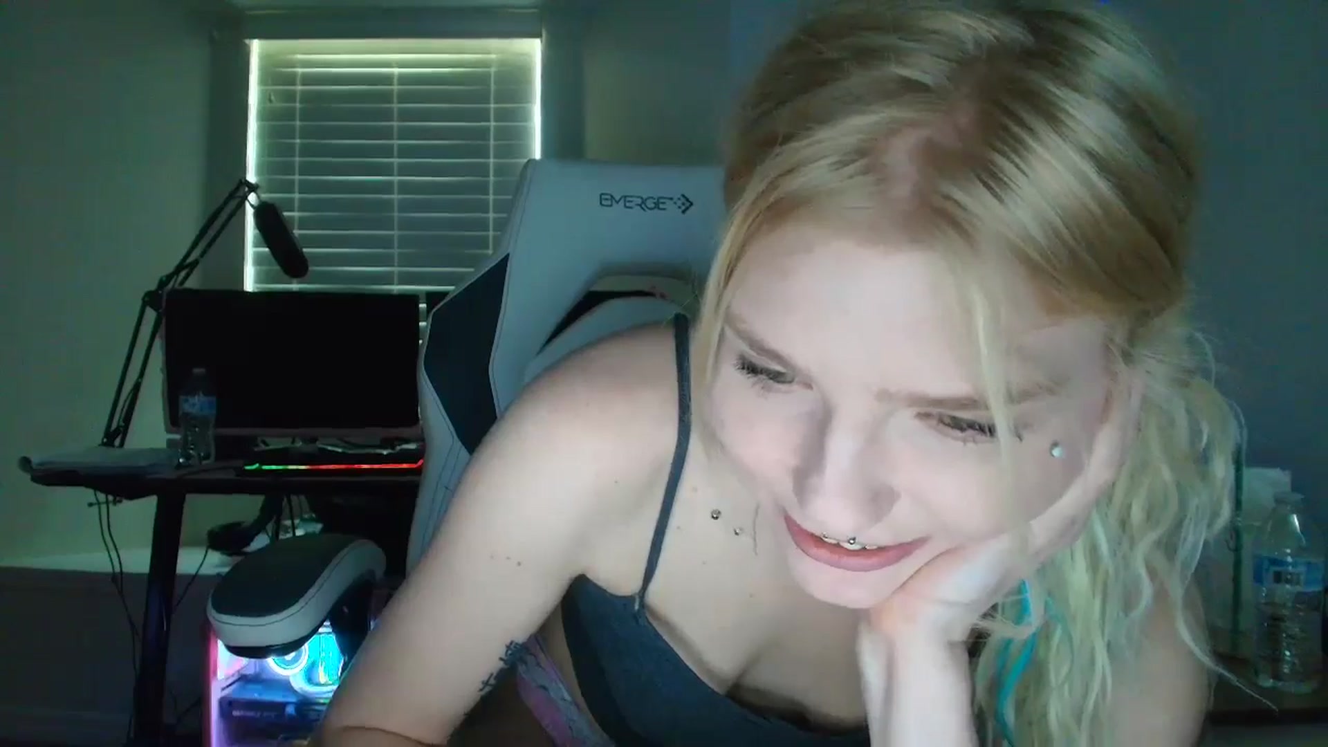 Gallery image thumbnail from DuckChan0's myfreecams stream on, 05/16/2025, 16:01 image 16 of 20