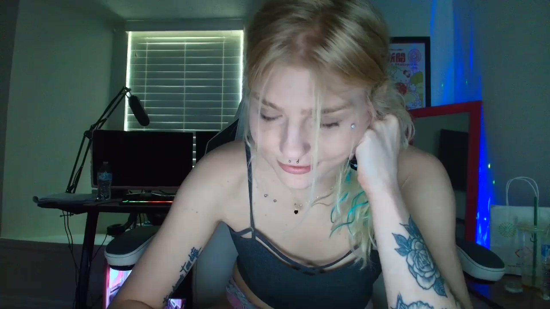 Gallery image thumbnail from DuckChan0's myfreecams stream on, 05/16/2025, 16:01 image 15 of 20