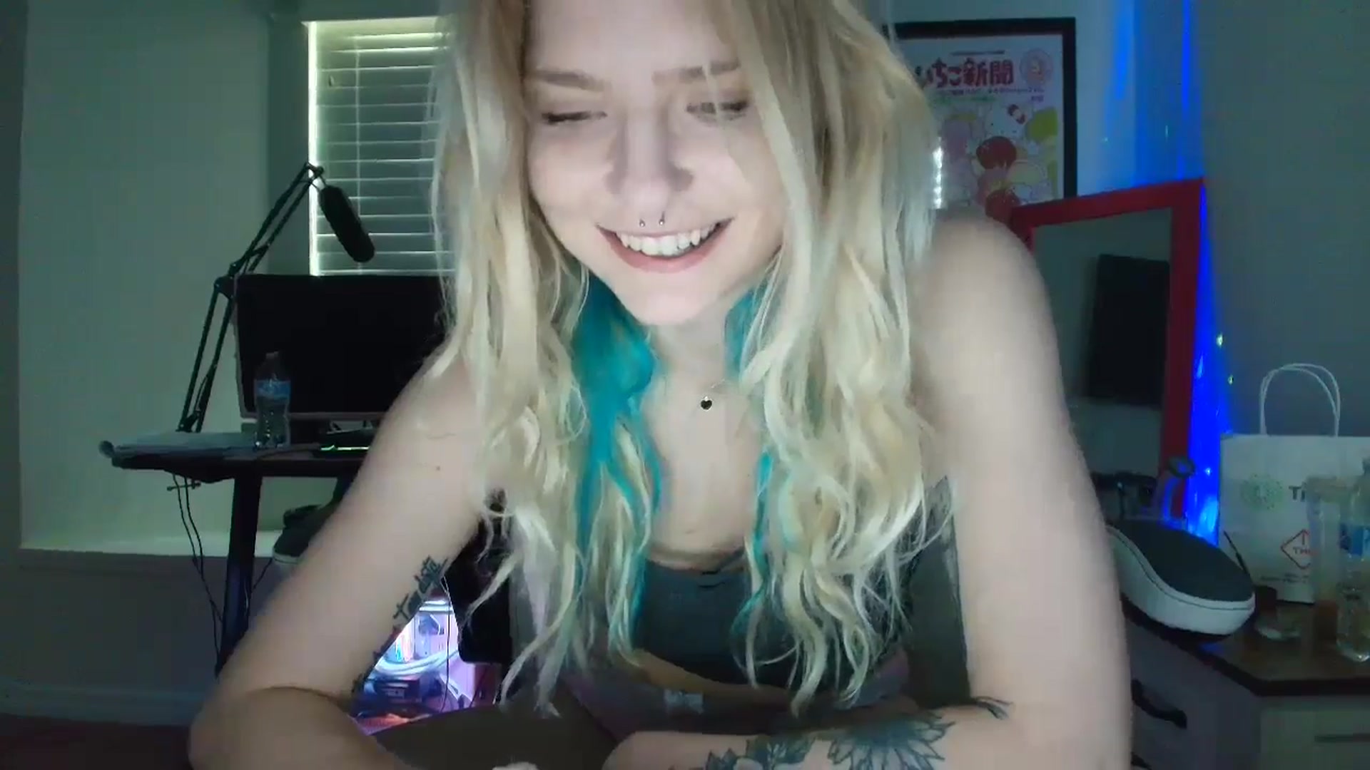 Gallery image thumbnail from DuckChan0's myfreecams stream on, 05/16/2025, 16:01 image 6 of 20