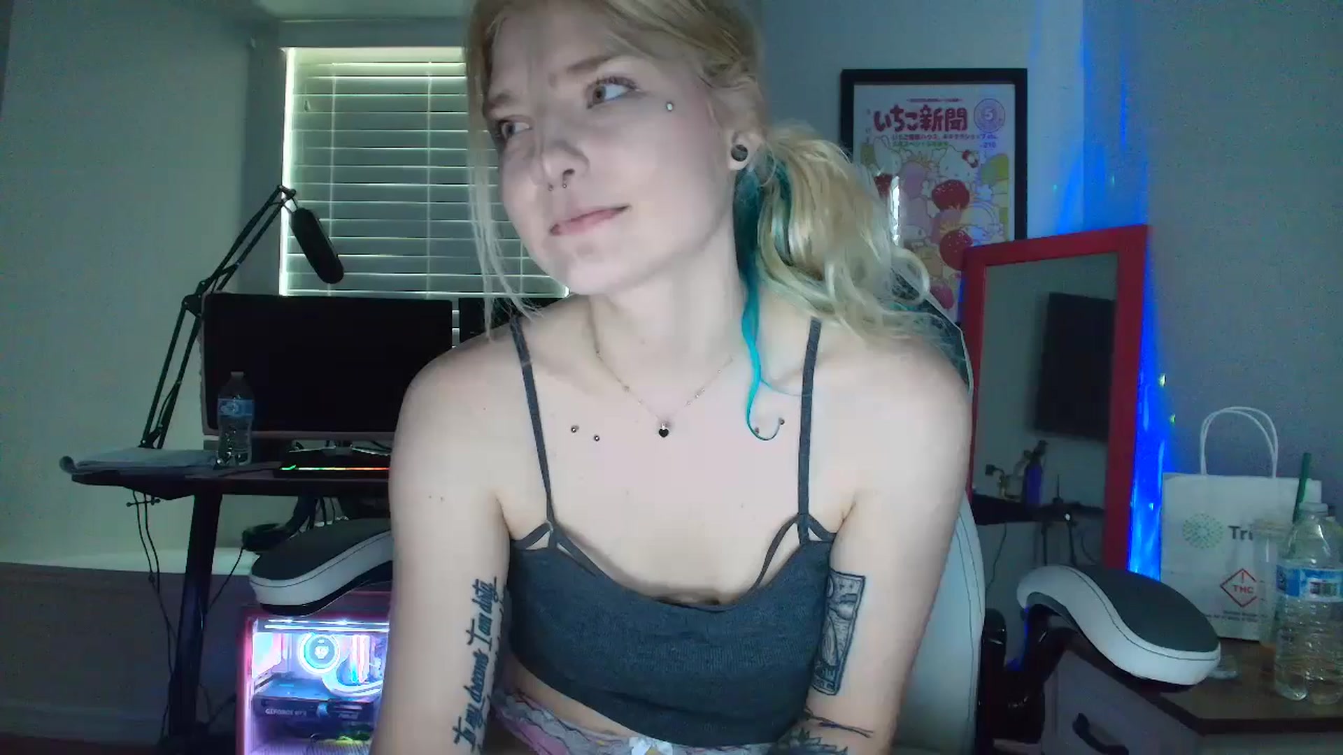 Gallery image thumbnail from DuckChan0's myfreecams stream on, 05/16/2025, 16:01 image 10 of 20