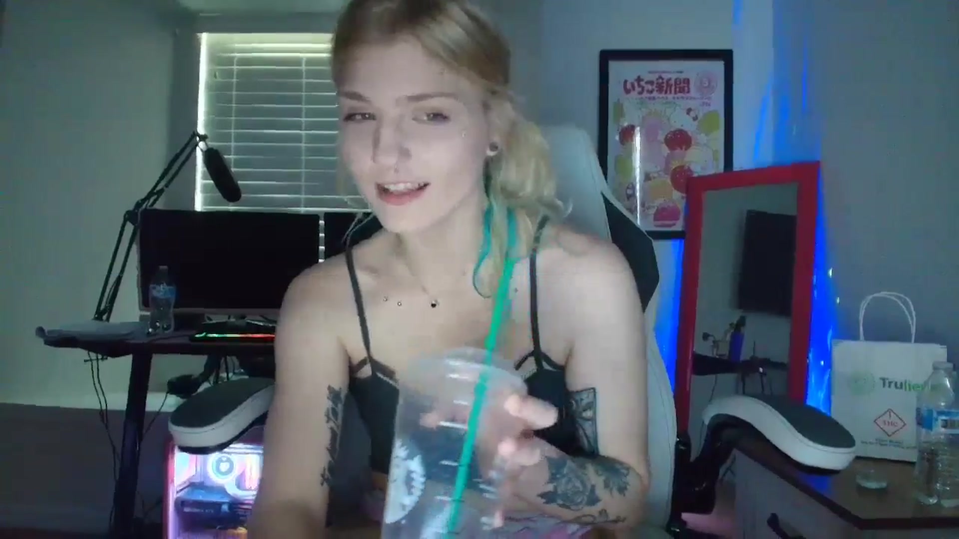 Gallery image thumbnail from DuckChan0's myfreecams stream on, 05/16/2025, 16:01 image 11 of 20