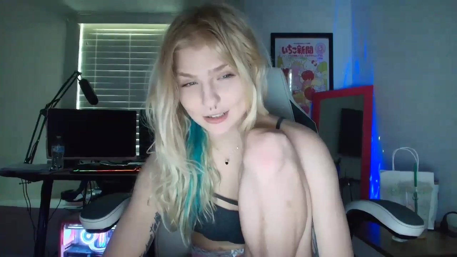 Gallery image thumbnail from DuckChan0's myfreecams stream on, 05/16/2025, 16:28 image 12 of 20