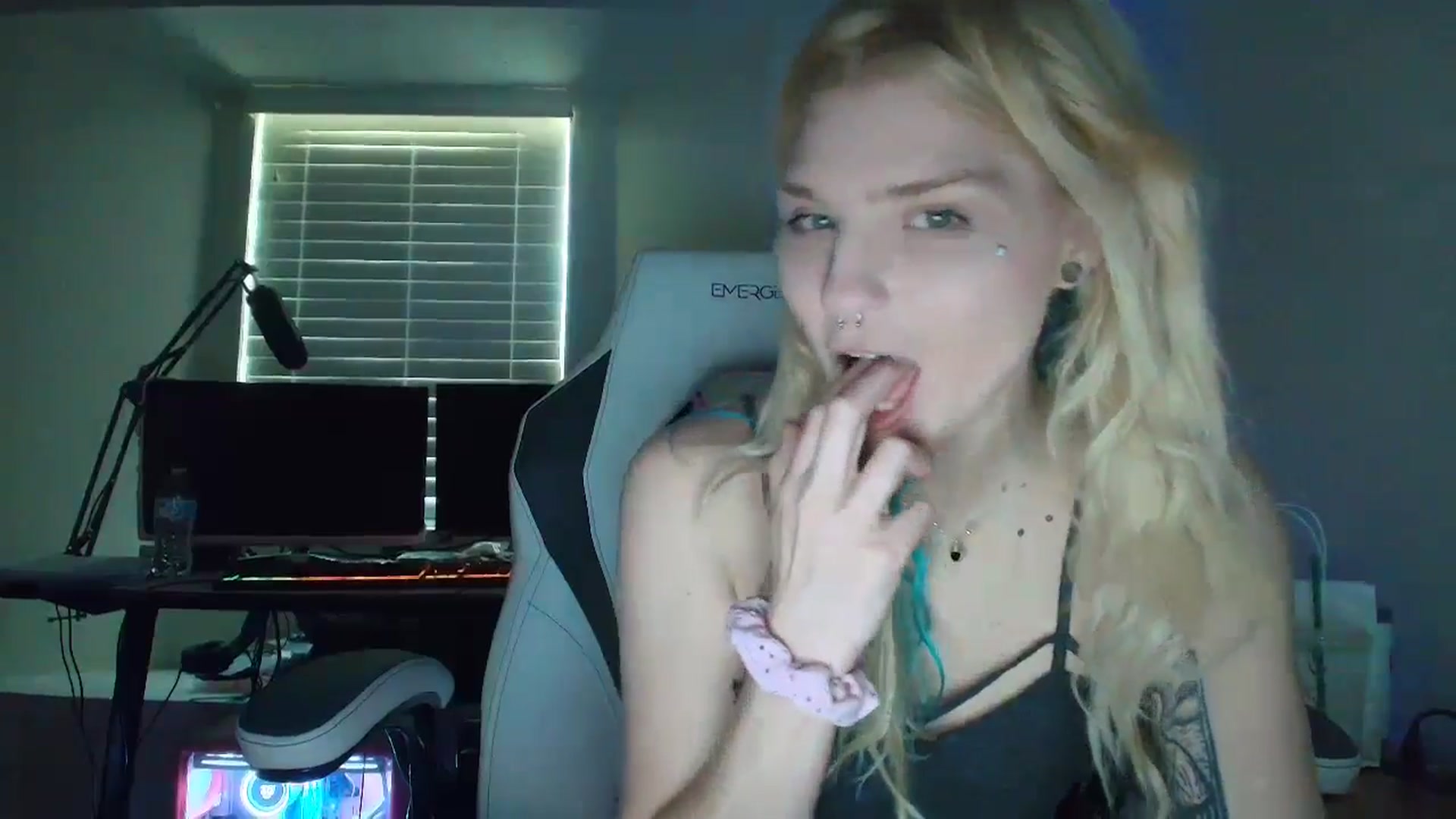 Gallery image thumbnail from DuckChan0's myfreecams stream on, 05/16/2025, 16:28 image 20 of 20