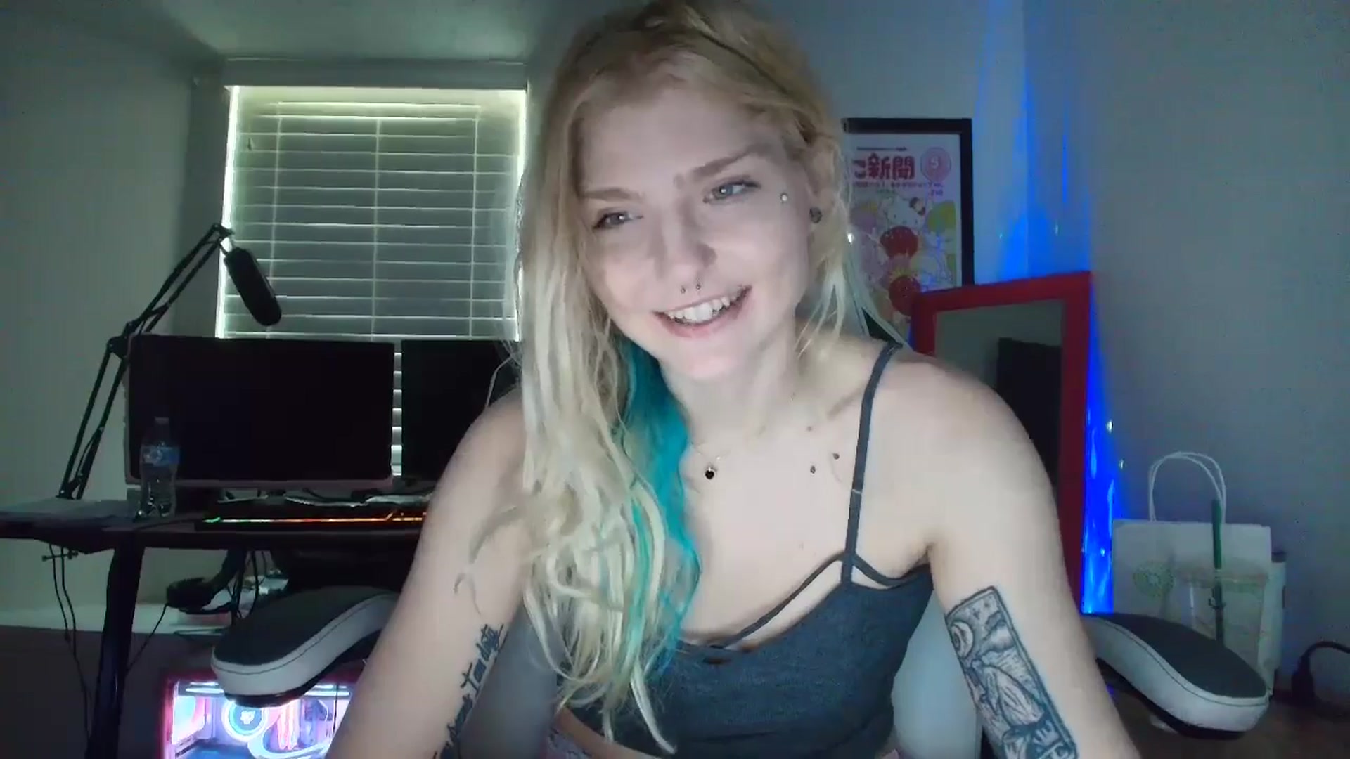 Gallery image thumbnail from DuckChan0's myfreecams stream on, 05/16/2025, 16:28 image 5 of 20