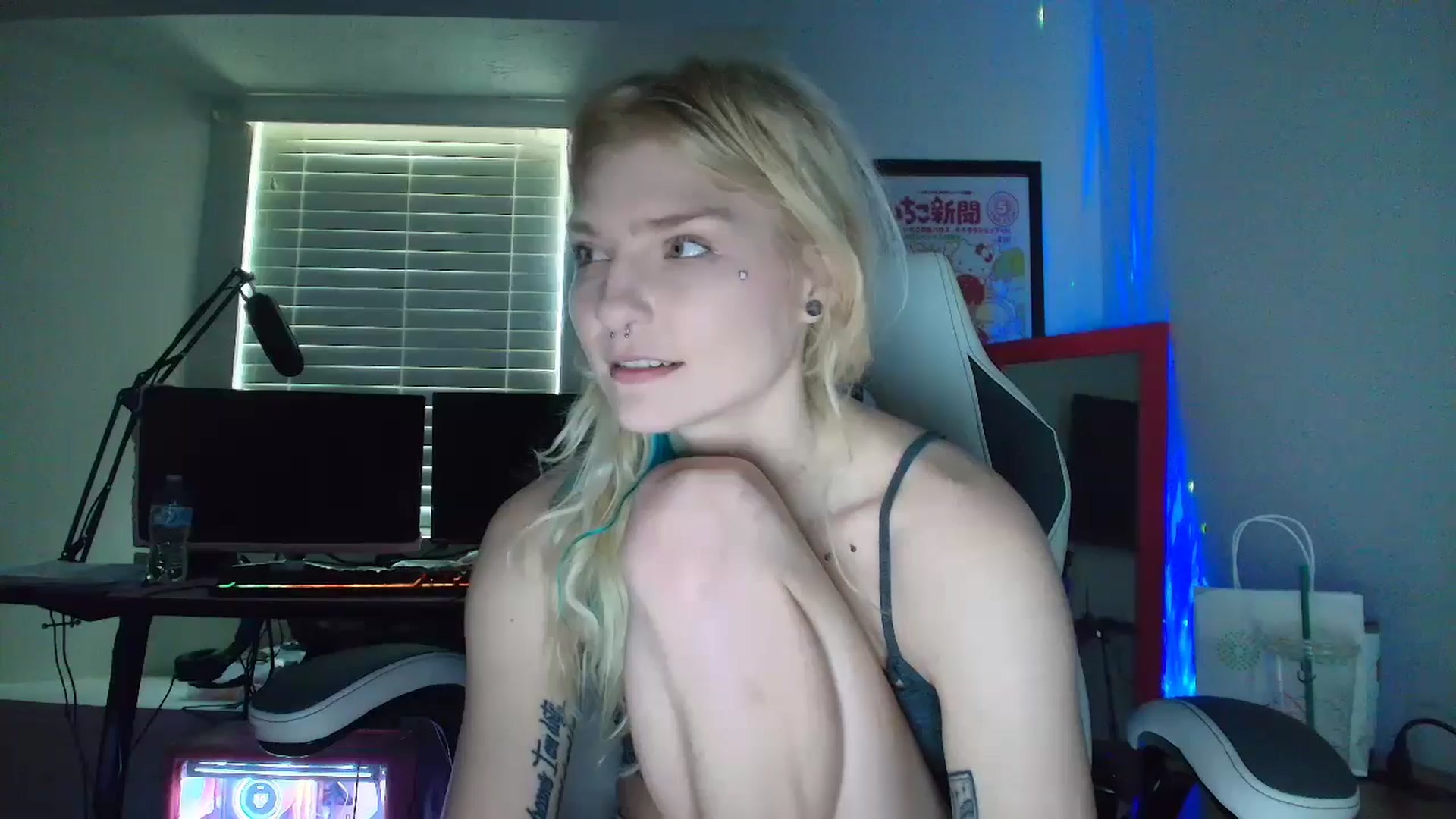 Gallery image thumbnail from DuckChan0's myfreecams stream on, 05/16/2025, 16:28 image 8 of 20