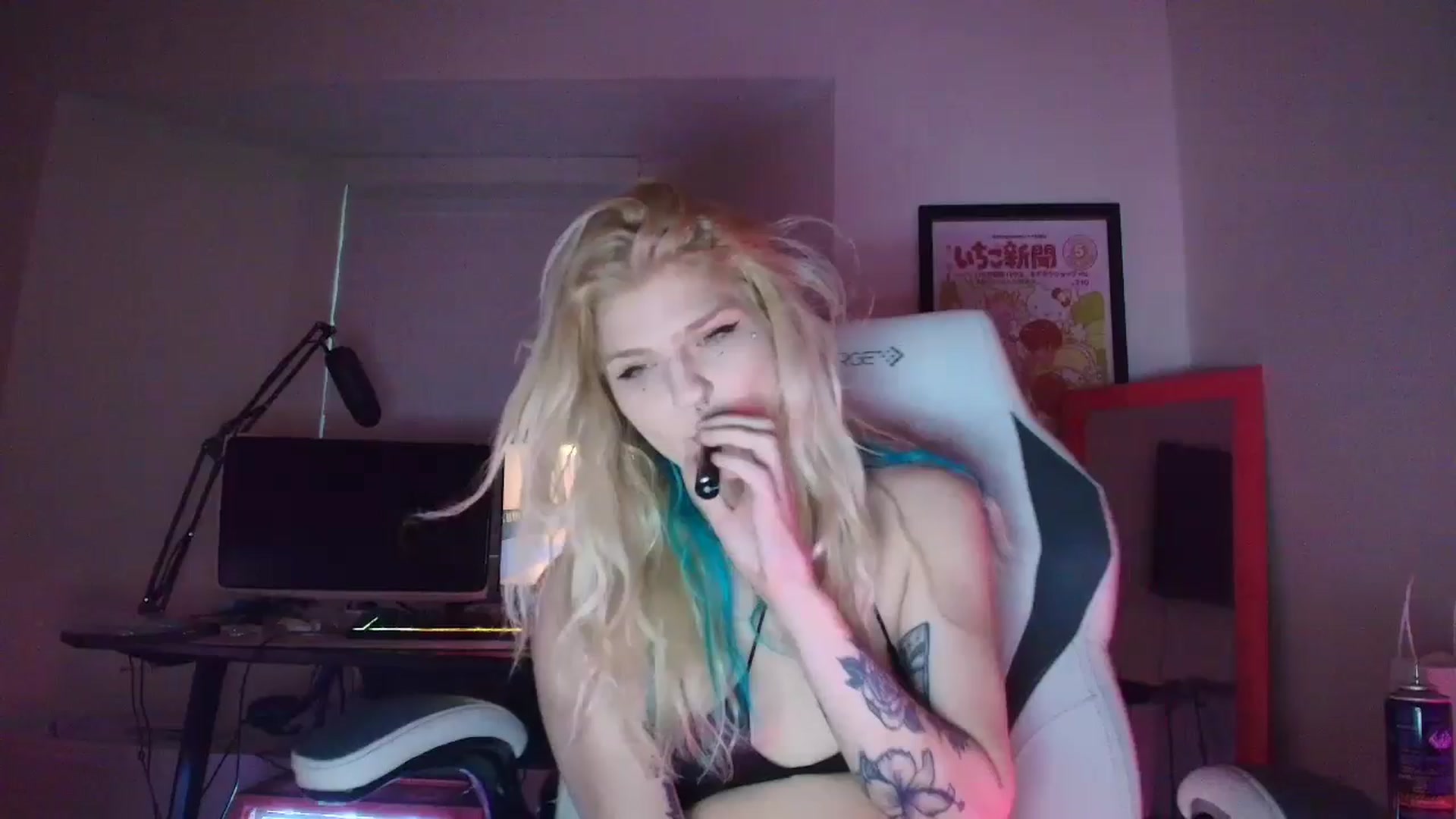 Gallery image thumbnail from DuckChan0's myfreecams stream on, 05/17/2025, 24:19 image 15 of 20