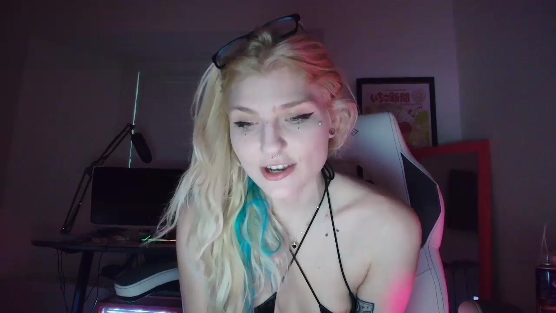 Gallery image thumbnail from DuckChan0's myfreecams stream on, 05/17/2025, 24:19 image 10 of 20