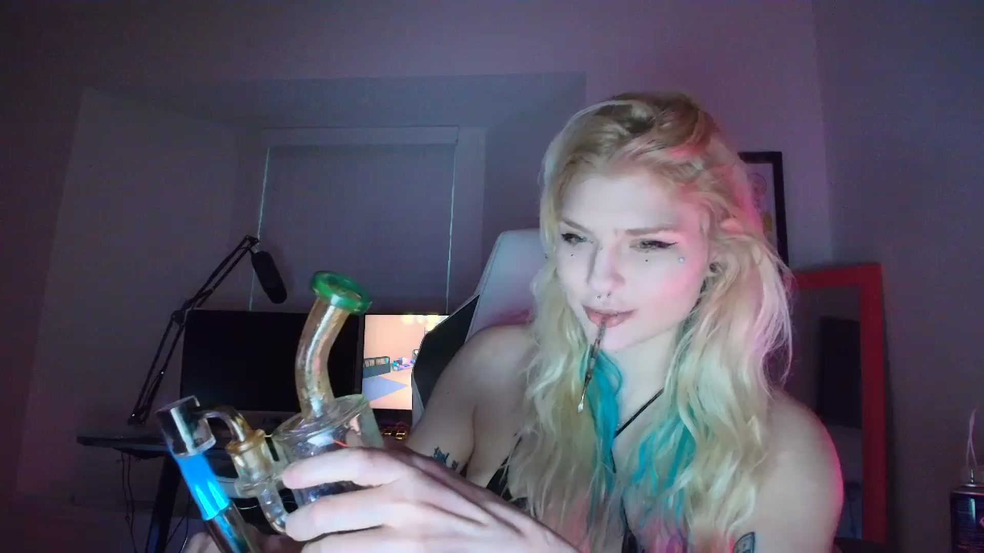 Gallery image thumbnail from DuckChan0's myfreecams stream on, 05/17/2025, 24:19 image 18 of 20