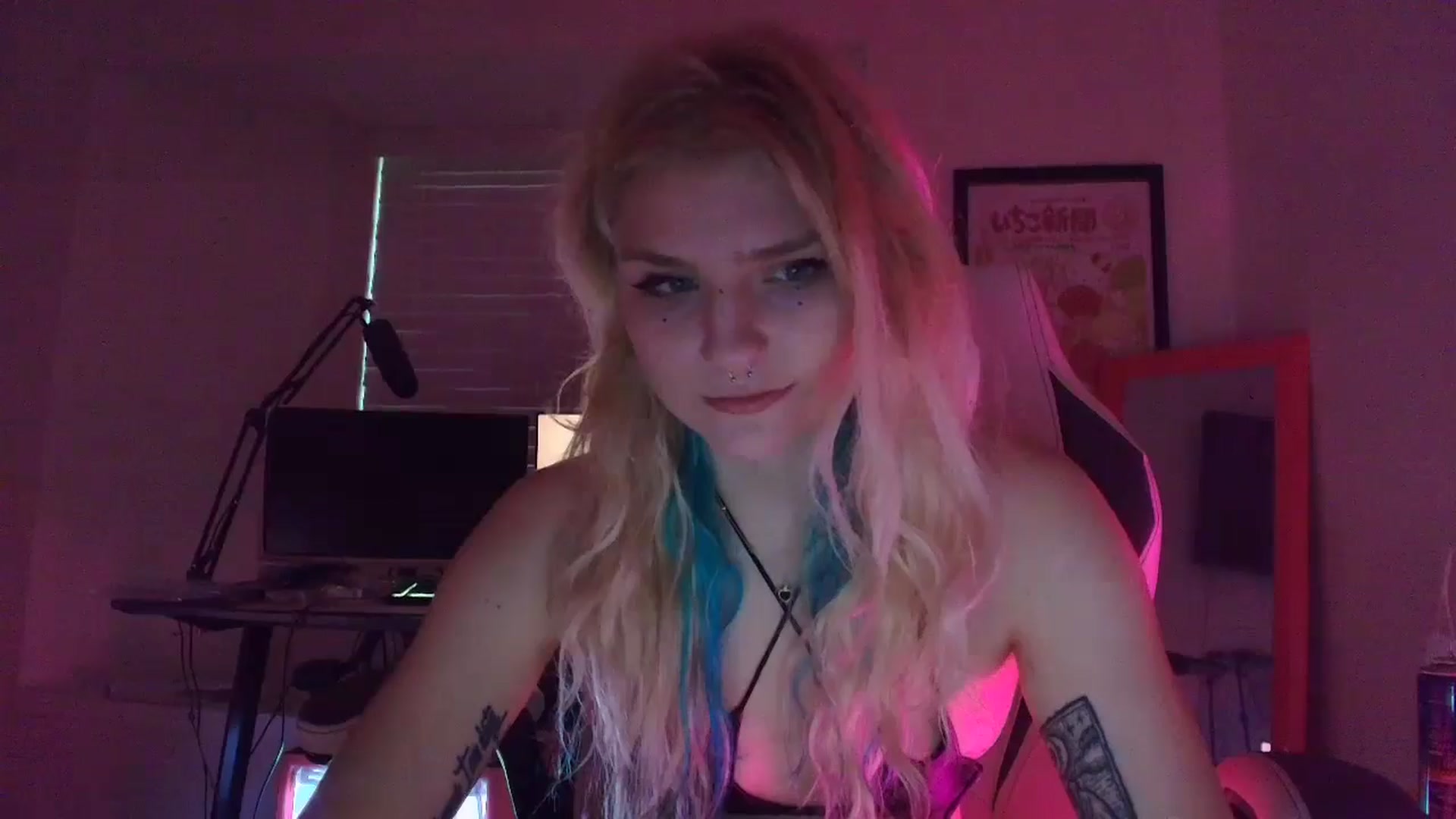 Gallery image thumbnail from DuckChan0's myfreecams stream on, 05/17/2025, 24:19 image 5 of 20
