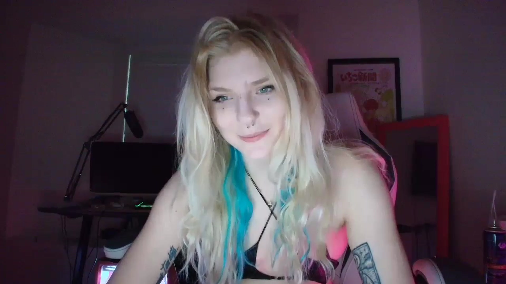 Gallery image thumbnail from DuckChan0's myfreecams stream on, 05/17/2025, 24:19 image 7 of 20