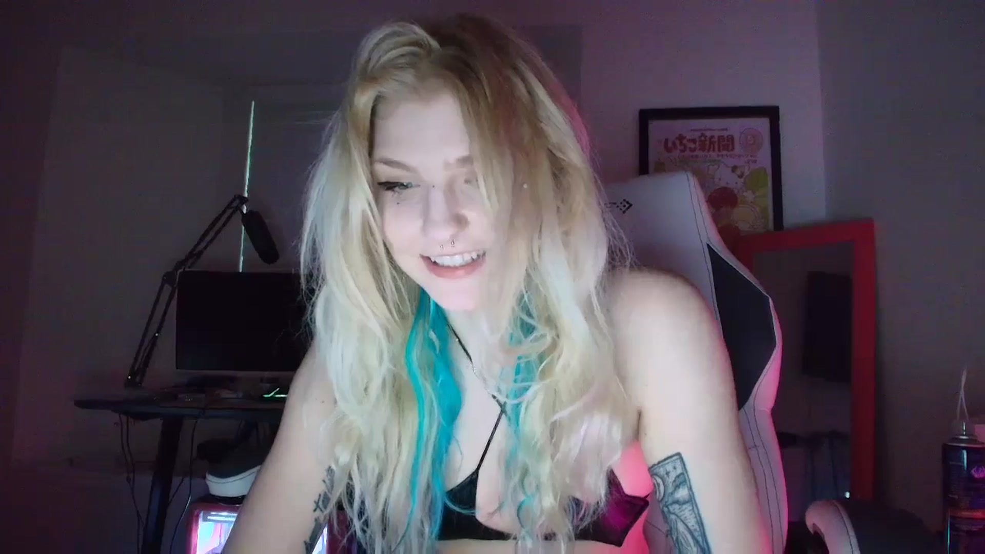 Gallery image thumbnail from DuckChan0's myfreecams stream on, 05/17/2025, 24:19 image 8 of 20
