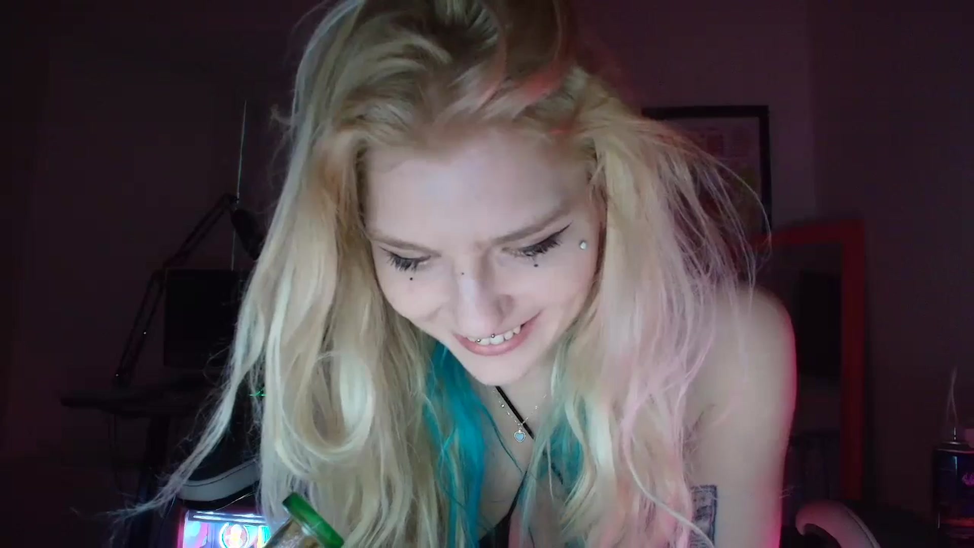 Gallery image thumbnail from DuckChan0's myfreecams stream on, 05/17/2025, 24:19 image 16 of 20