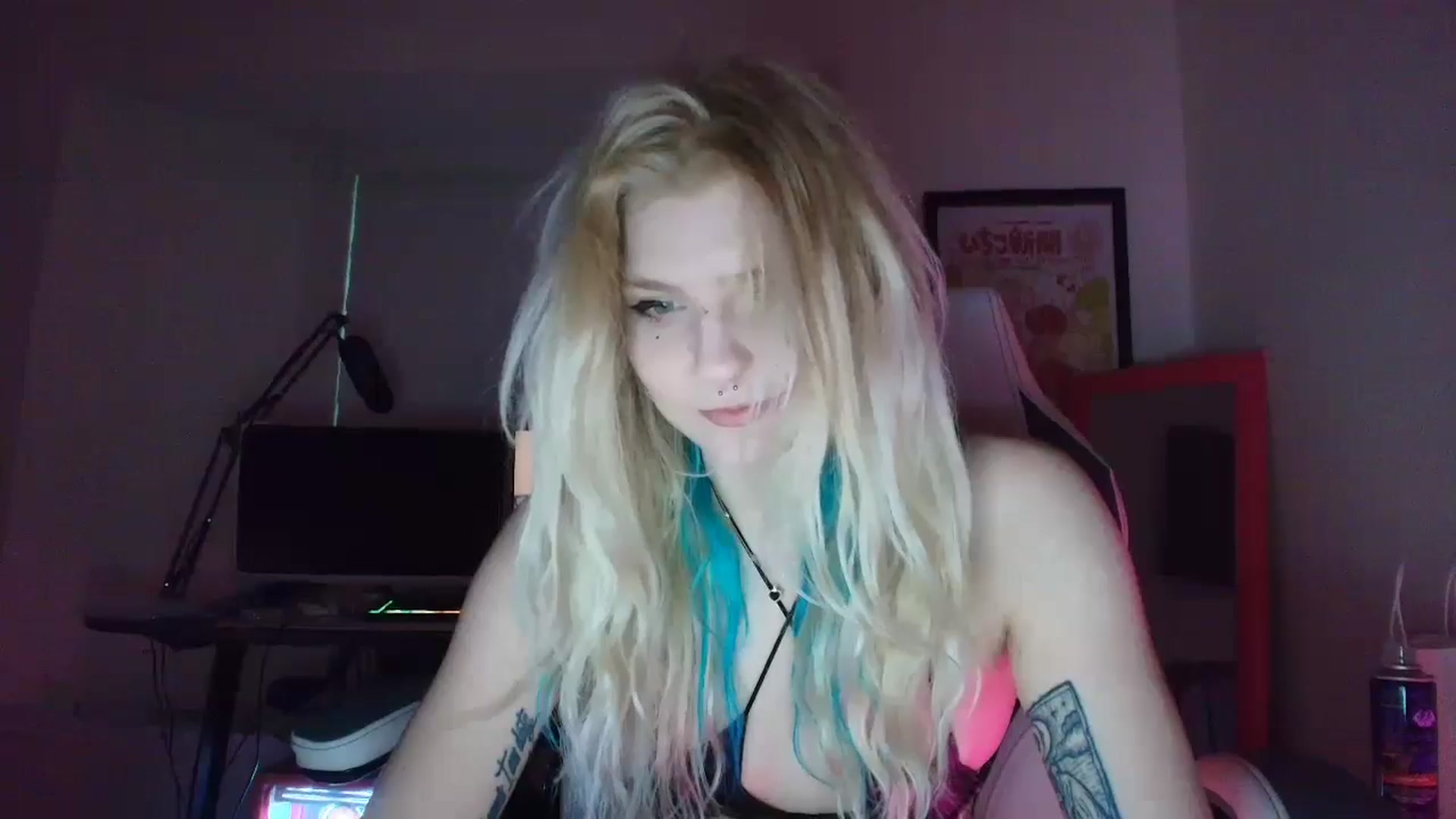 Gallery image thumbnail from DuckChan0's myfreecams stream on, 05/17/2025, 24:19 image 14 of 20