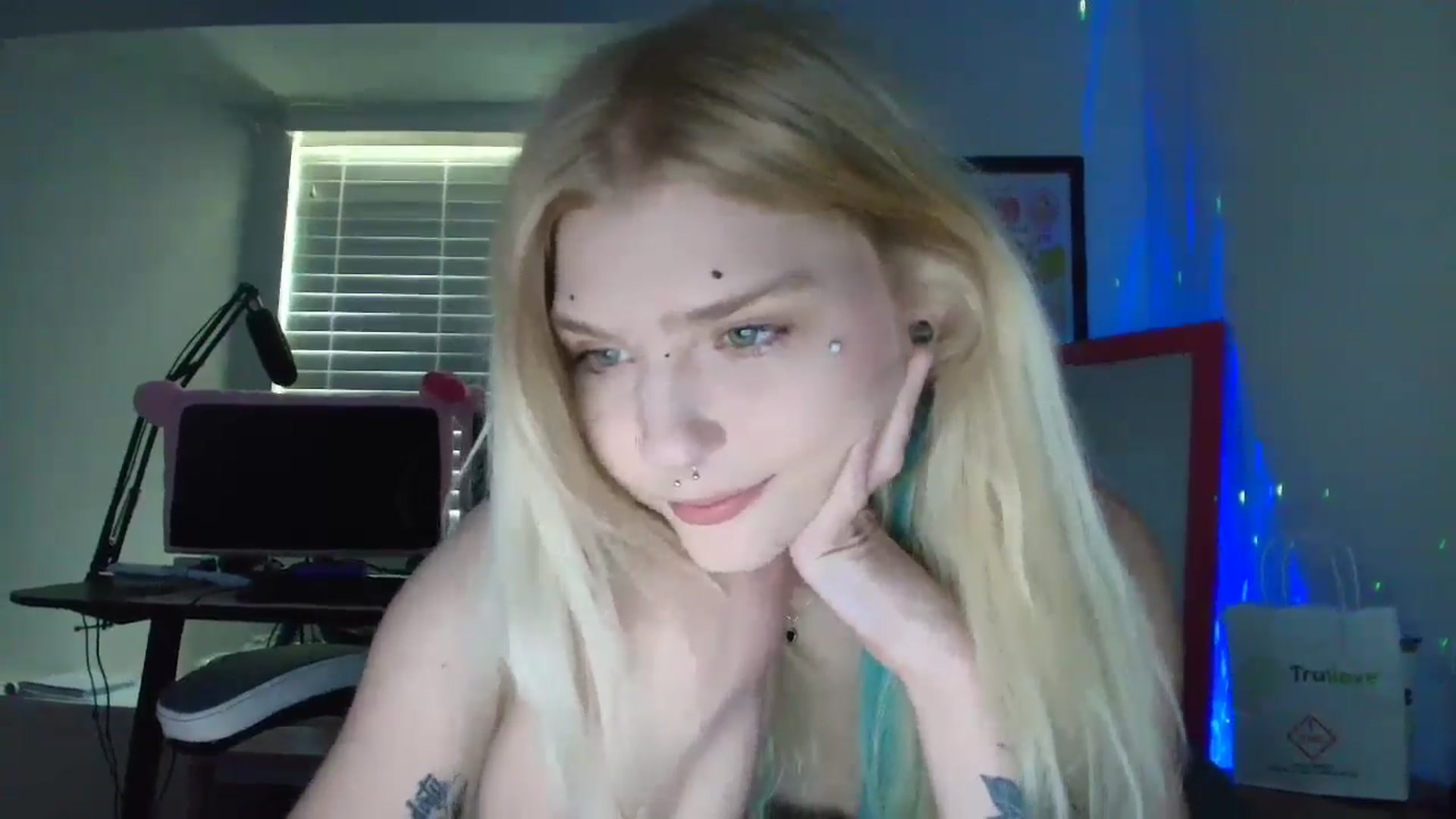 Gallery image thumbnail from DuckChan0's myfreecams stream on, 05/17/2025, 17:11 image 14 of 20
