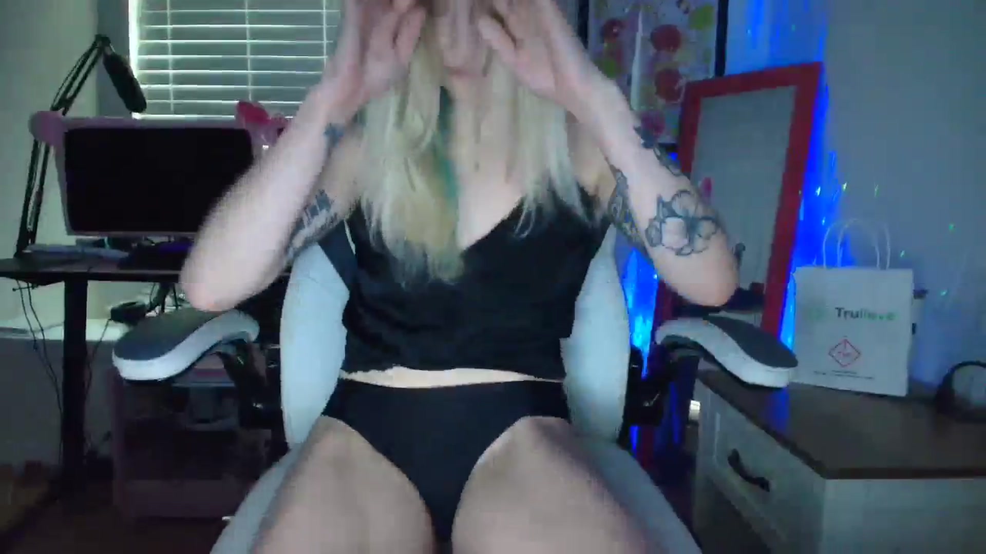 Gallery image thumbnail from DuckChan0's myfreecams stream on, 05/17/2025, 17:11 image 8 of 20