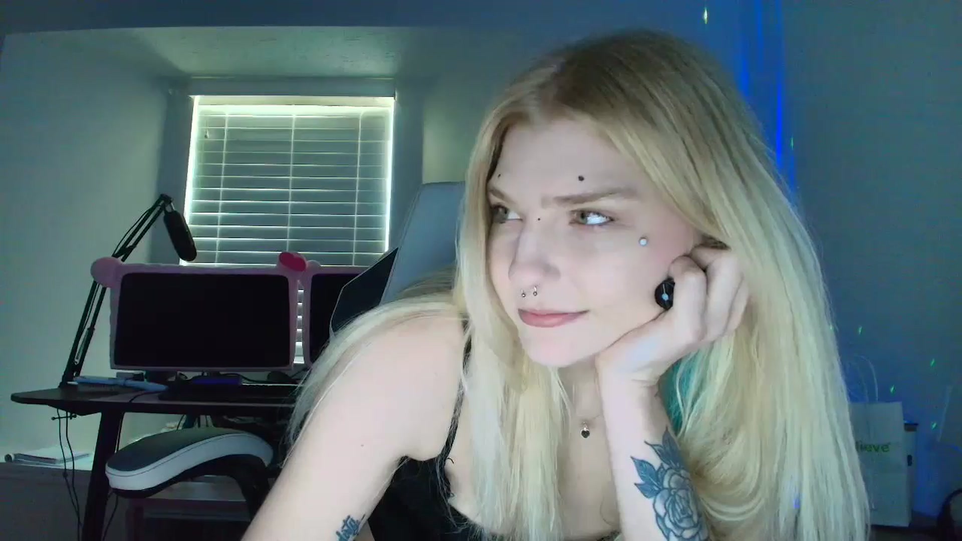 Gallery image thumbnail from DuckChan0's myfreecams stream on, 05/17/2025, 17:11 image 16 of 20