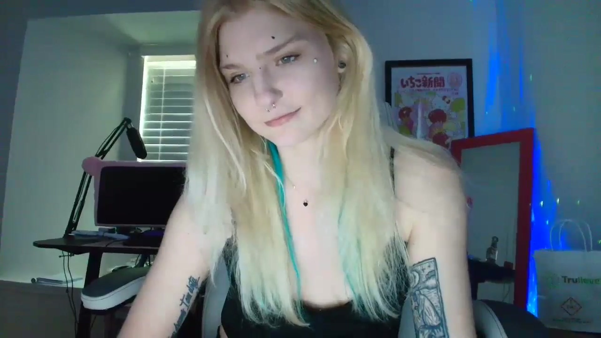 Gallery image thumbnail from DuckChan0's myfreecams stream on, 05/17/2025, 17:11 image 15 of 20