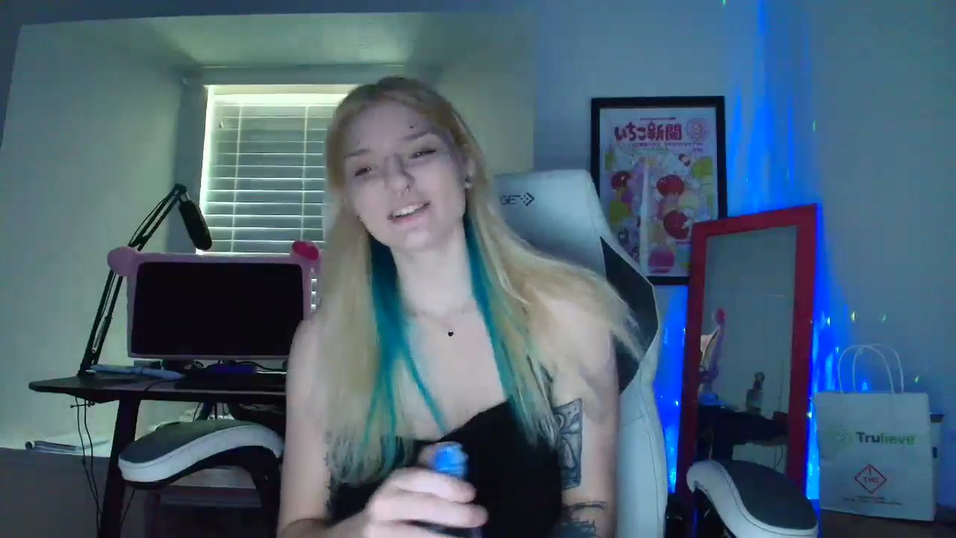 Gallery image thumbnail from DuckChan0's myfreecams stream on, 05/17/2025, 17:11 image 18 of 20