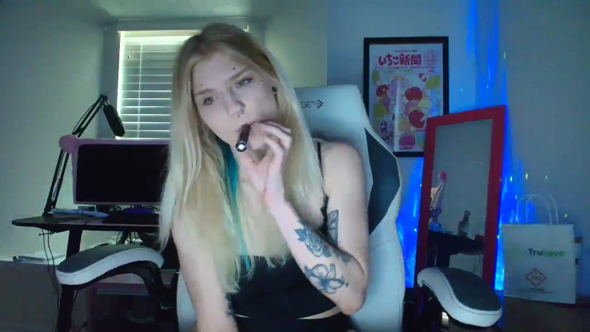 Gallery image thumbnail from DuckChan0's myfreecams stream on, 05/17/2025, 17:11 image 12 of 20