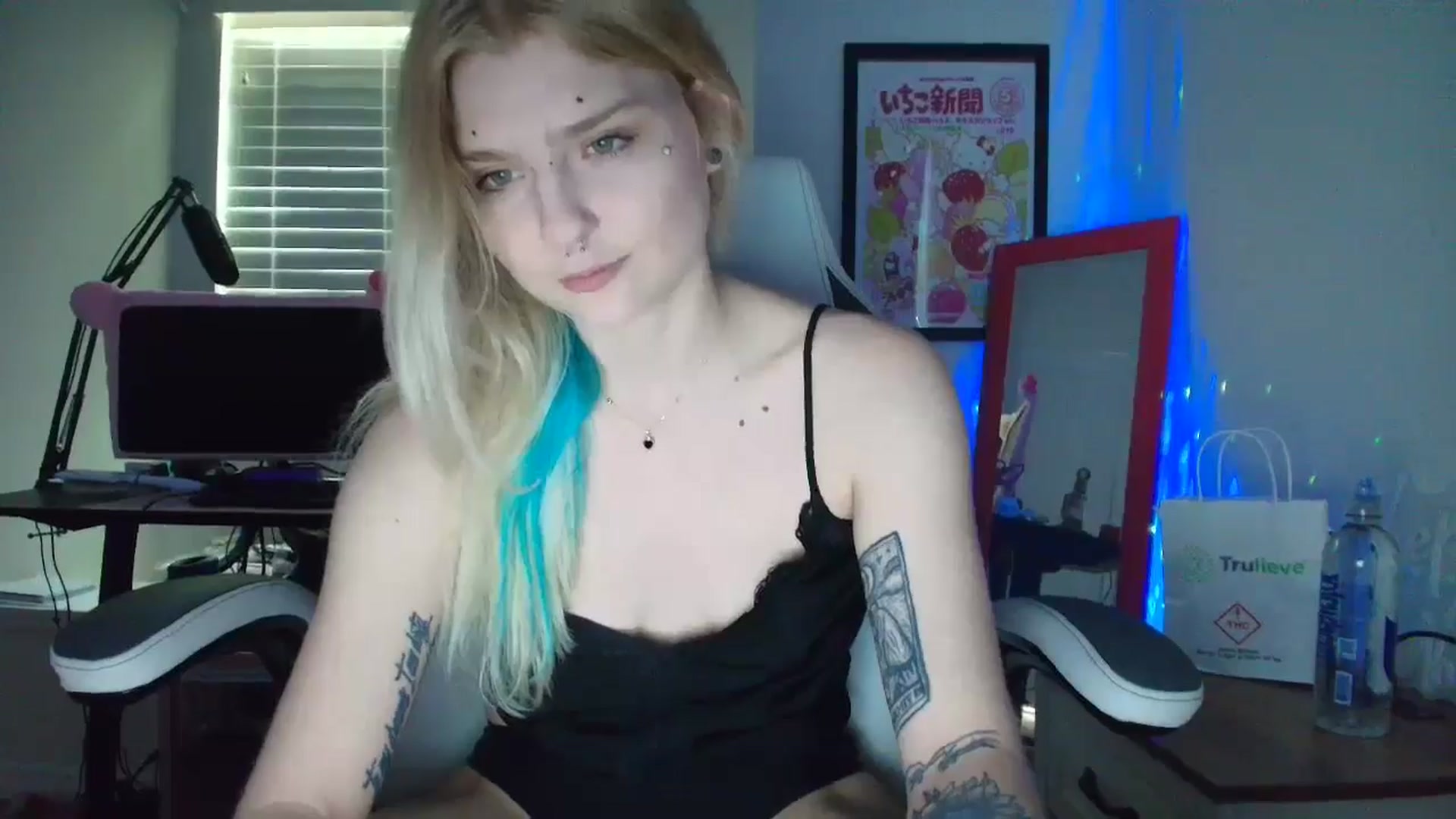 Gallery image thumbnail from DuckChan0's myfreecams stream on, 05/17/2025, 17:11 image 3 of 20