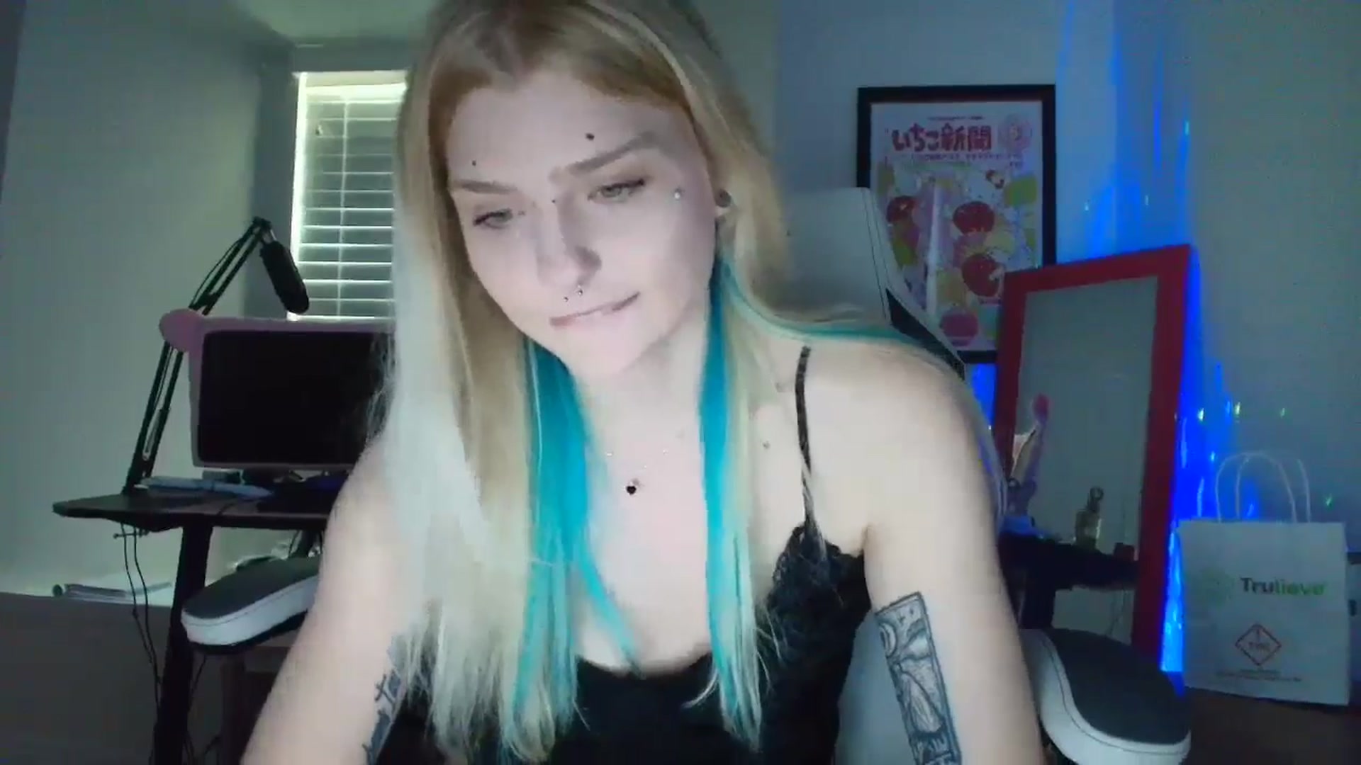 Gallery image thumbnail from DuckChan0's myfreecams stream on, 05/17/2025, 17:11 image 20 of 20