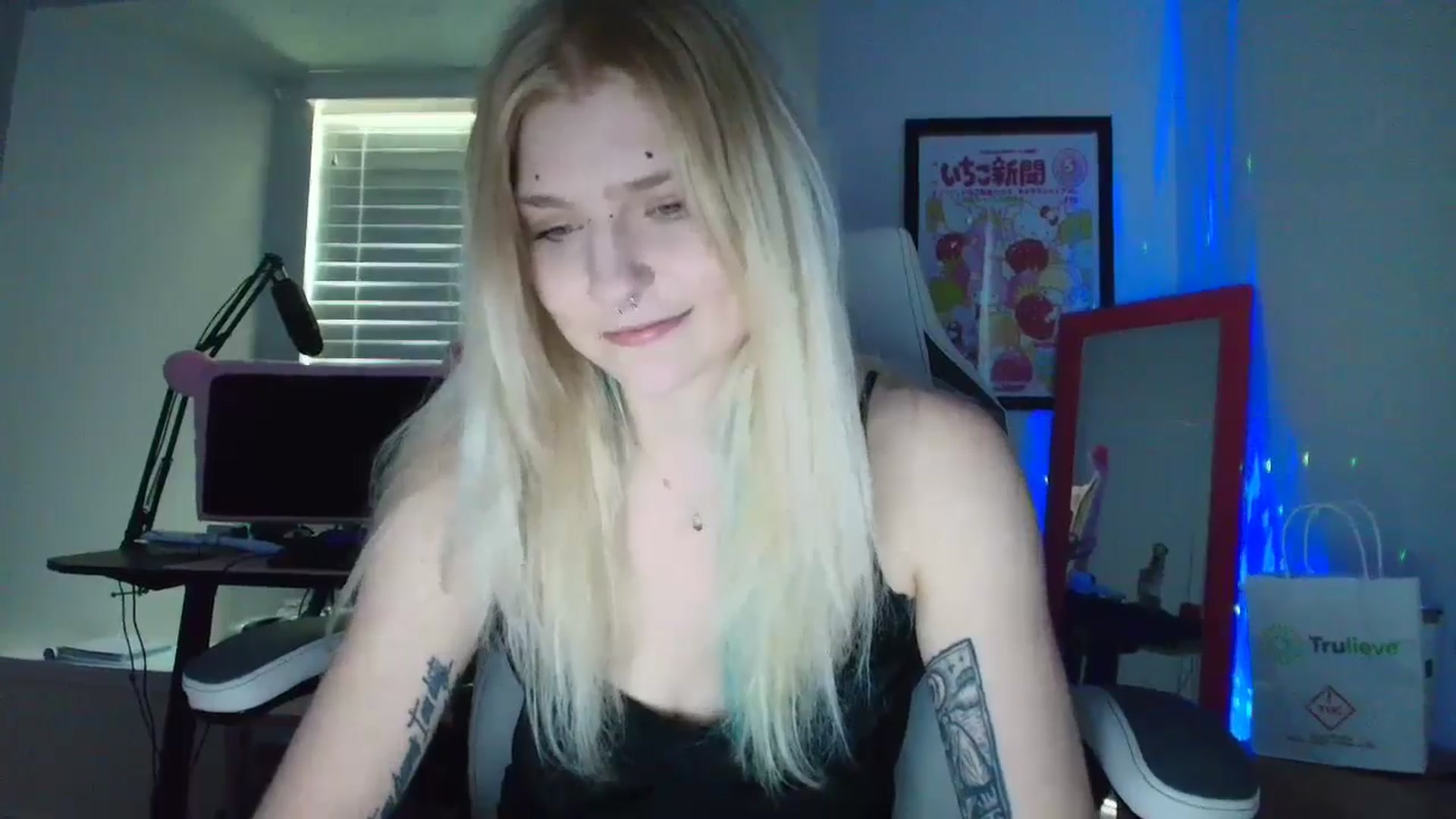 Gallery image thumbnail from DuckChan0's myfreecams stream on, 05/17/2025, 17:11 image 17 of 20
