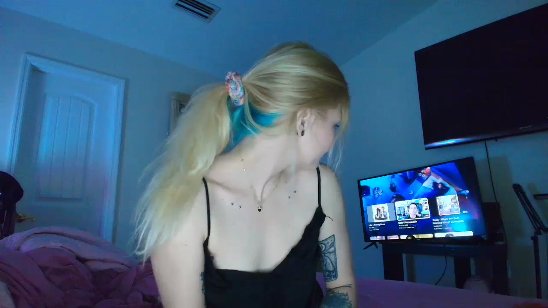 Gallery image thumbnail from DuckChan0's myfreecams stream on, 05/17/2025, 18:35 image 13 of 20