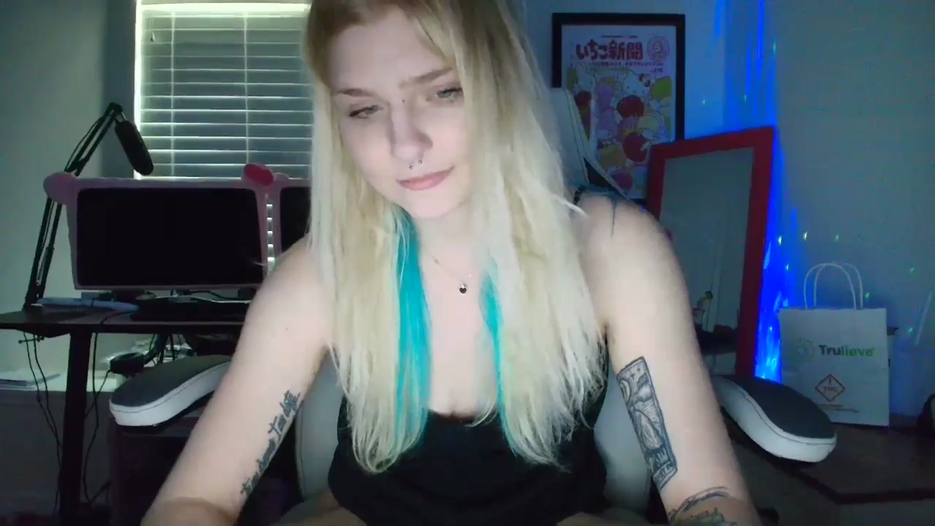 Gallery image thumbnail from DuckChan0's myfreecams stream on, 05/17/2025, 18:35 image 19 of 20