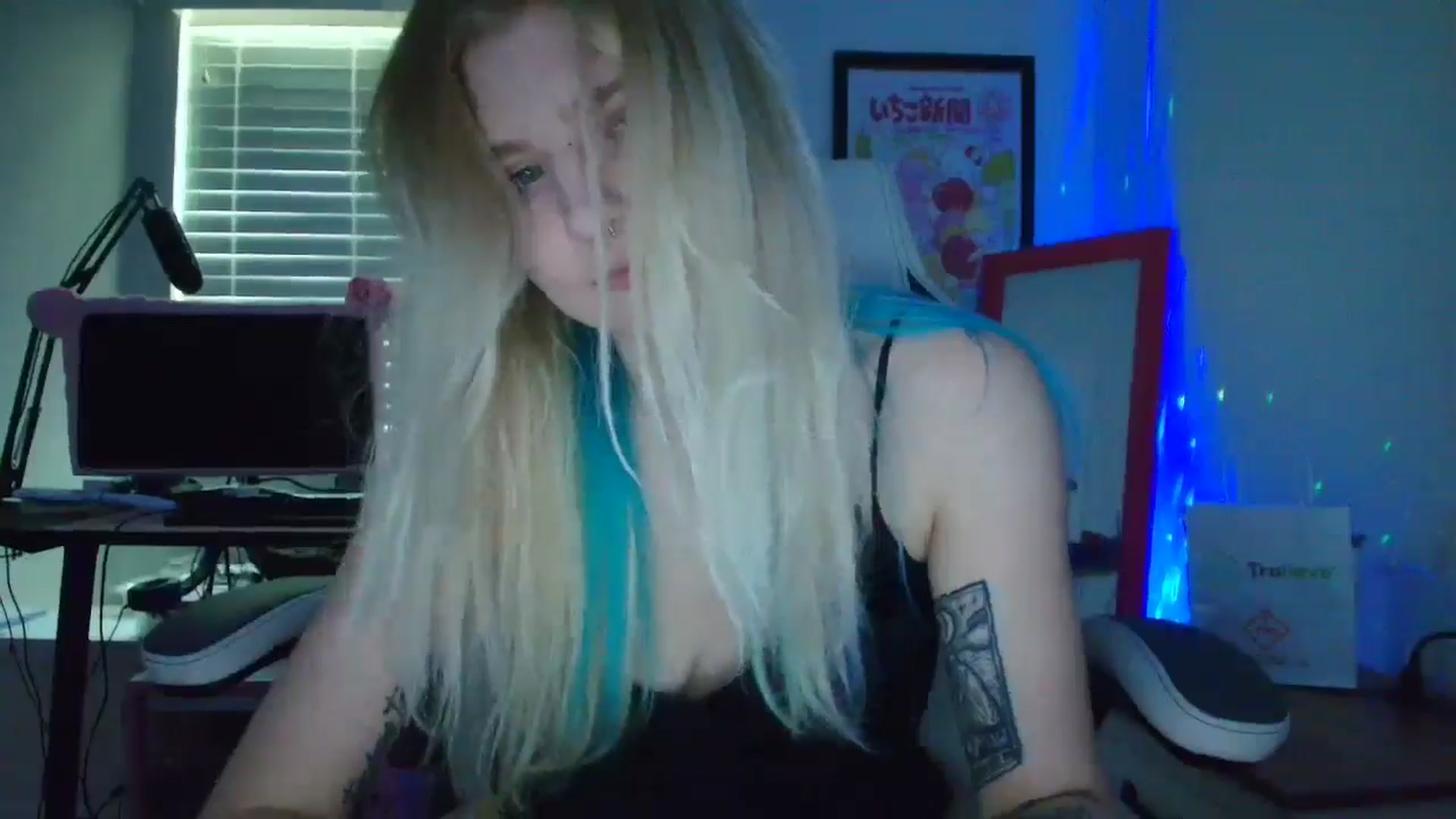Gallery image thumbnail from DuckChan0's myfreecams stream on, 05/17/2025, 18:35 image 18 of 20