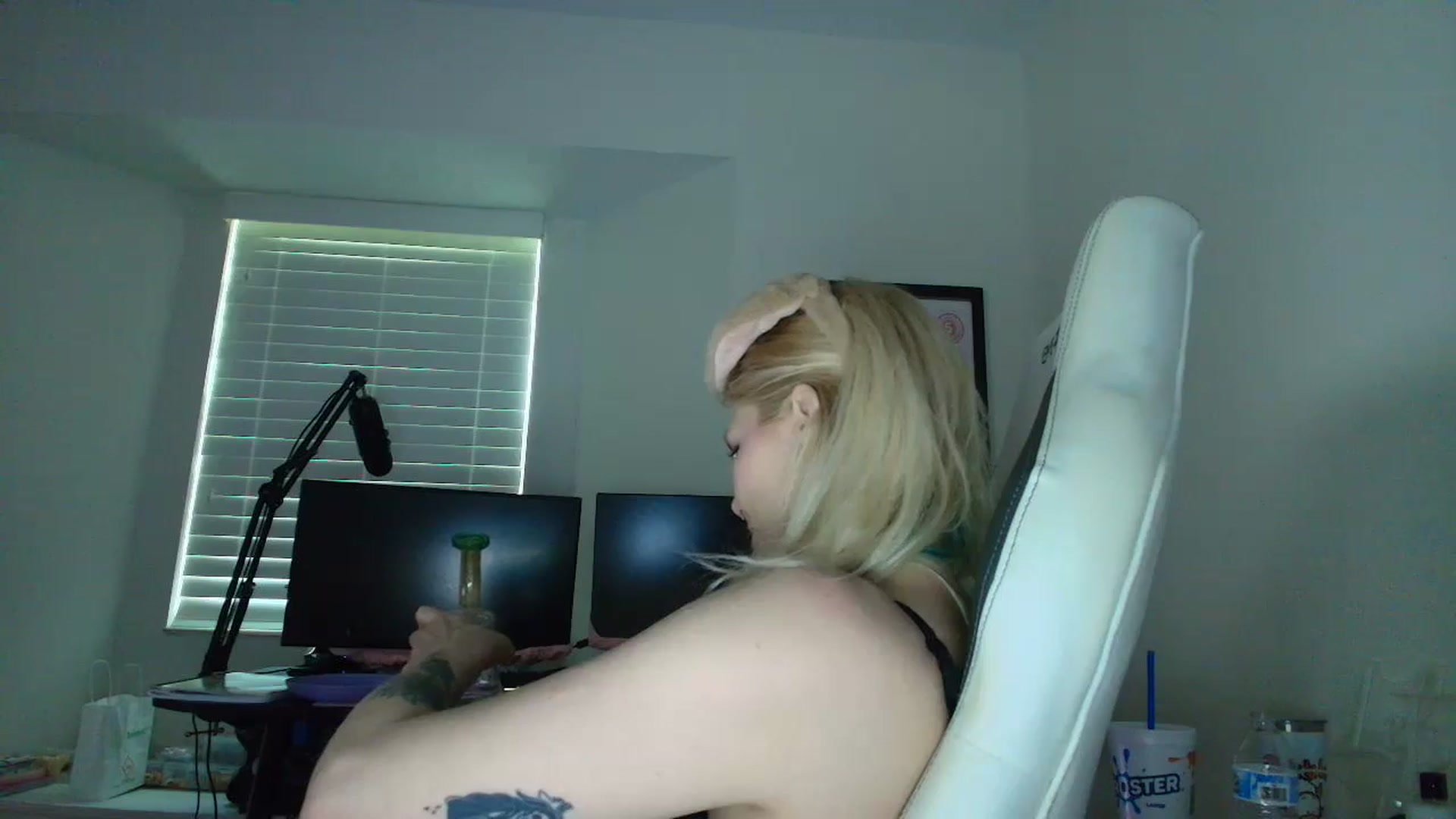 Gallery image thumbnail from DuckChan0's myfreecams stream on, 05/18/2025, 22:29 image 16 of 20