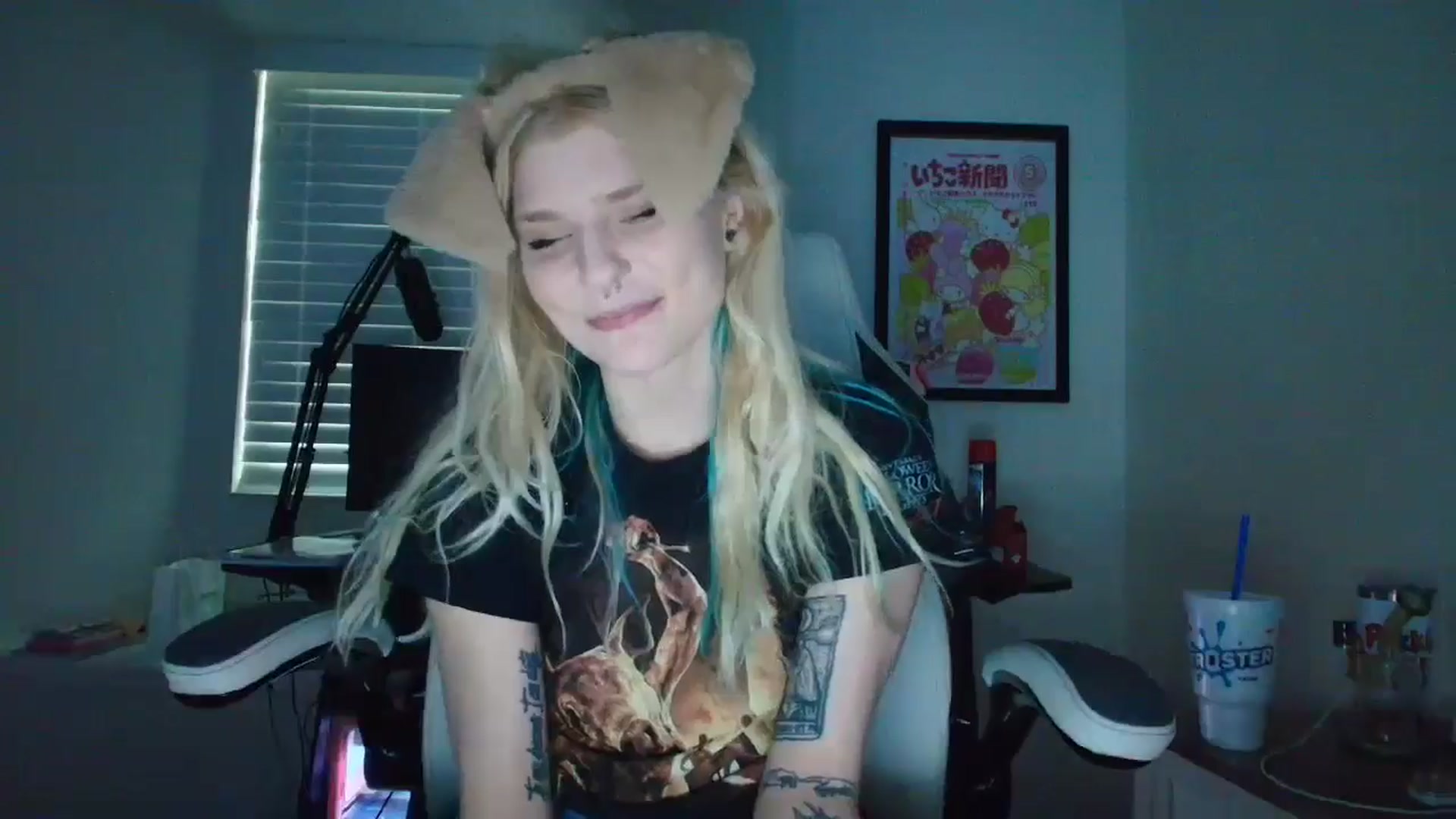 Gallery image thumbnail from DuckChan0's myfreecams stream on, 05/18/2025, 23:23 image 16 of 20