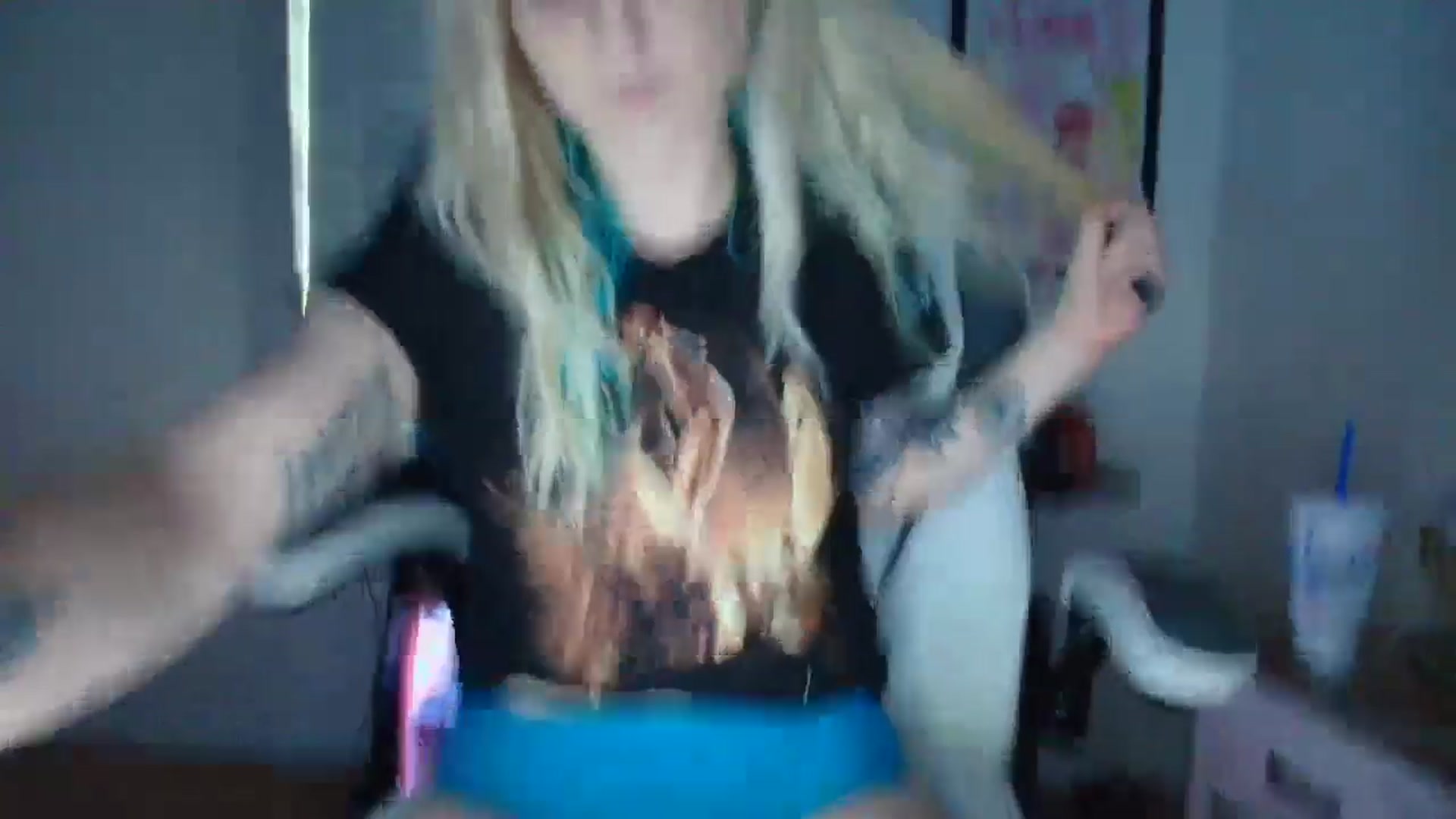 Gallery image thumbnail from DuckChan0's myfreecams stream on, 05/18/2025, 23:23 image 14 of 20