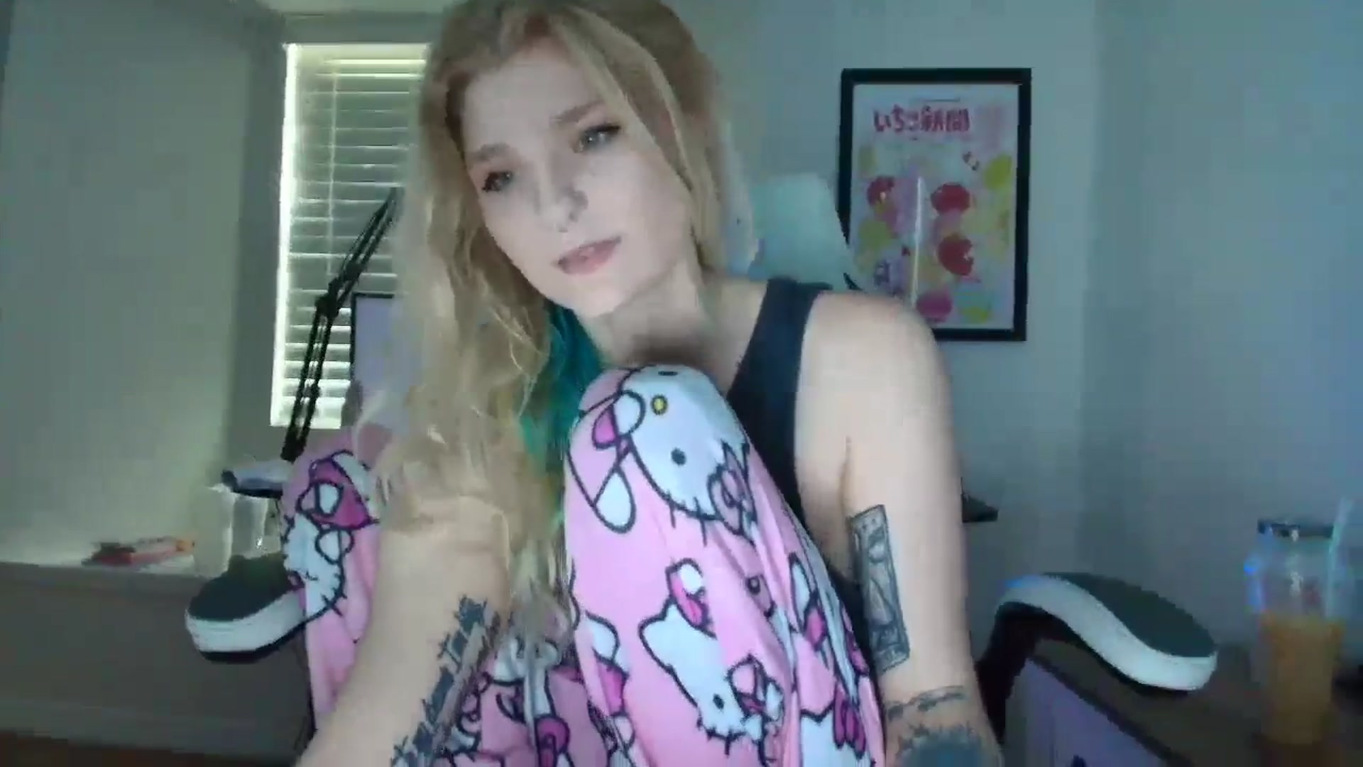Gallery image thumbnail from DuckChan0's myfreecams stream on, 05/19/2025, 13:22 image 11 of 20