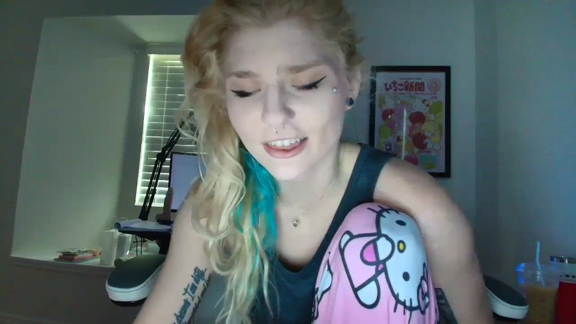 Gallery image thumbnail from DuckChan0's myfreecams stream on, 05/19/2025, 13:22 image 9 of 20