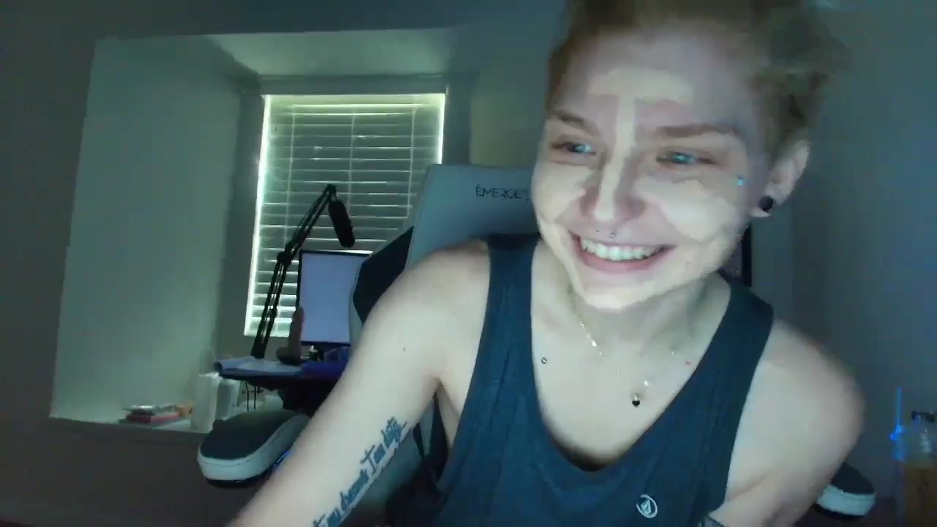 Gallery image thumbnail from DuckChan0's myfreecams stream on, 05/19/2025, 13:22 image 4 of 20