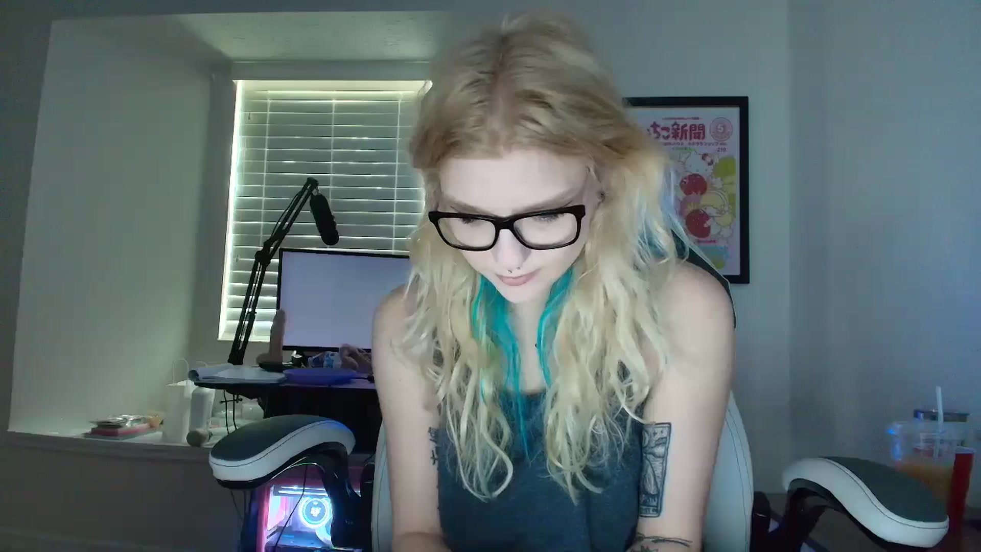 Gallery image thumbnail from DuckChan0's myfreecams stream on, 05/19/2025, 13:22 image 15 of 20