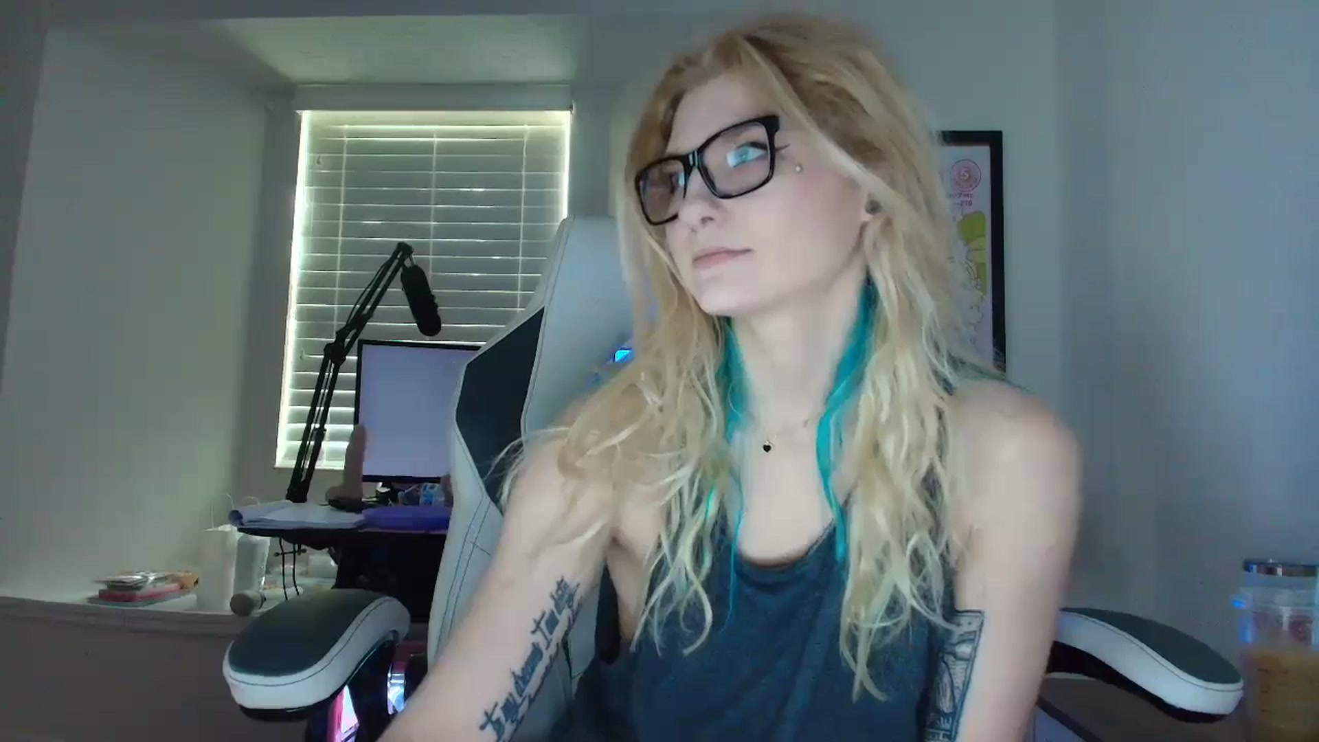 Gallery image thumbnail from DuckChan0's myfreecams stream on, 05/19/2025, 13:22 image 14 of 20