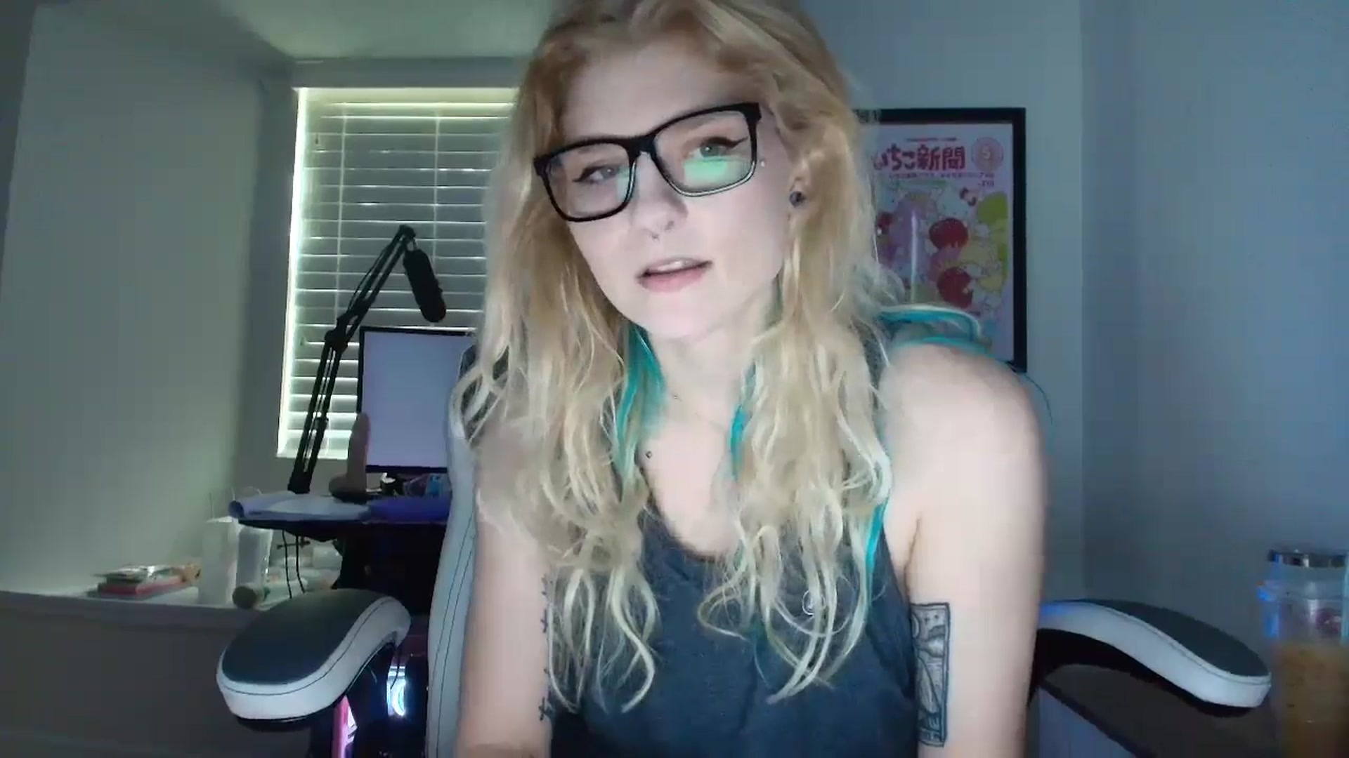 Gallery image thumbnail from DuckChan0's myfreecams stream on, 05/19/2025, 13:22 image 13 of 20