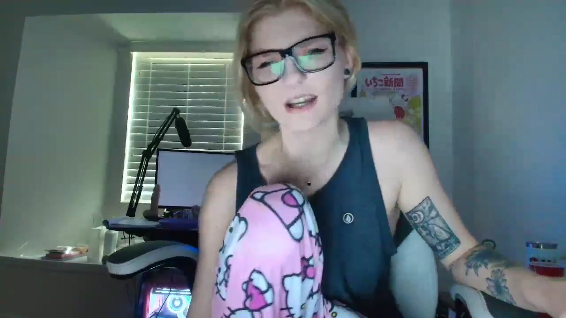 Gallery image thumbnail from DuckChan0's myfreecams stream on, 05/19/2025, 13:22 image 17 of 20
