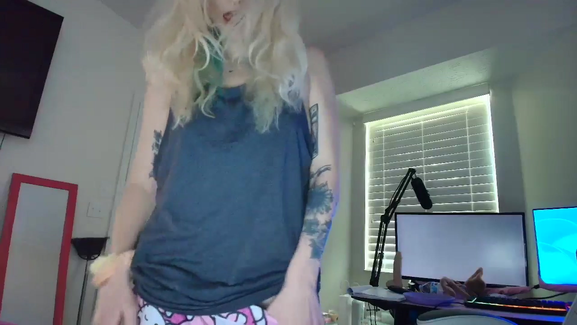 Gallery image thumbnail from DuckChan0's myfreecams stream on, 05/19/2025, 13:44 image 9 of 20